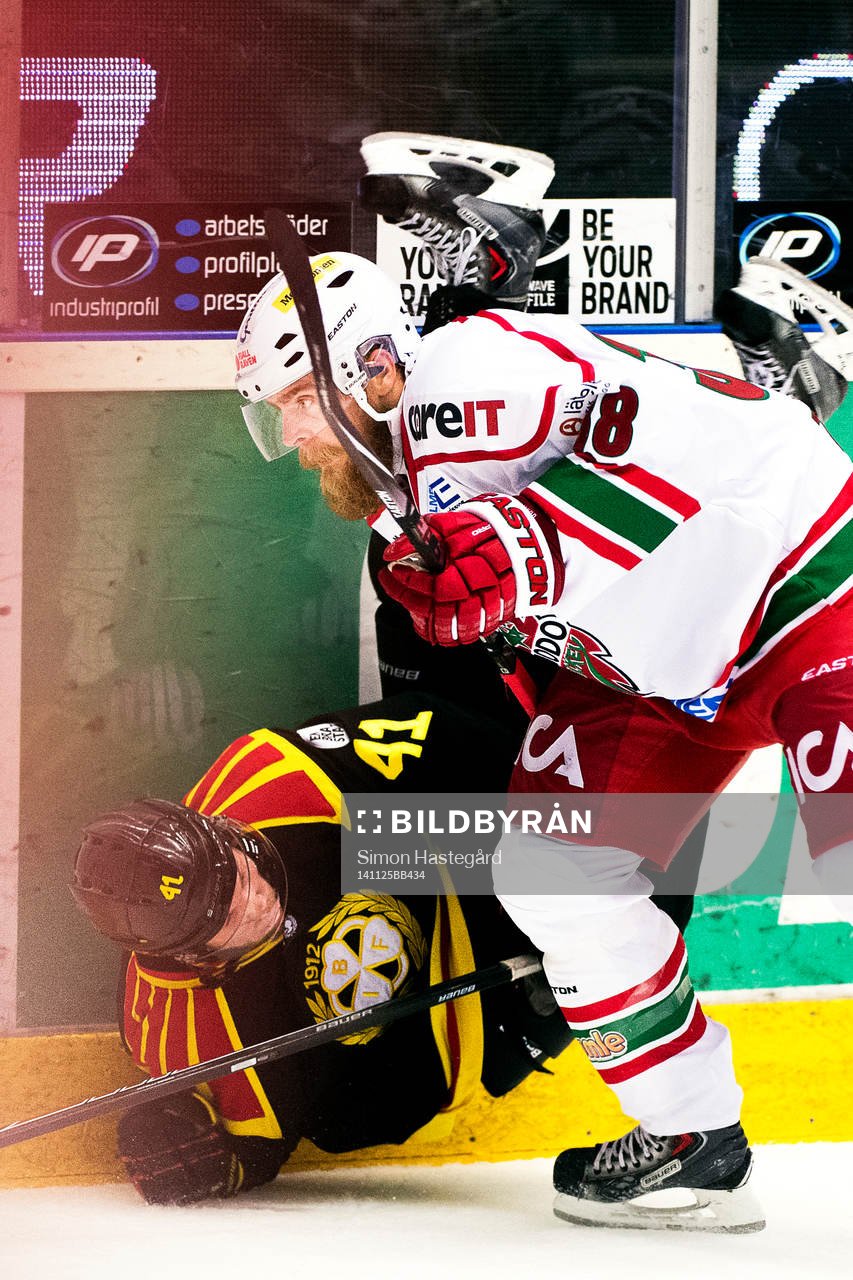 Modos Nichlas Torp tacklar Brynäs Greg Scott