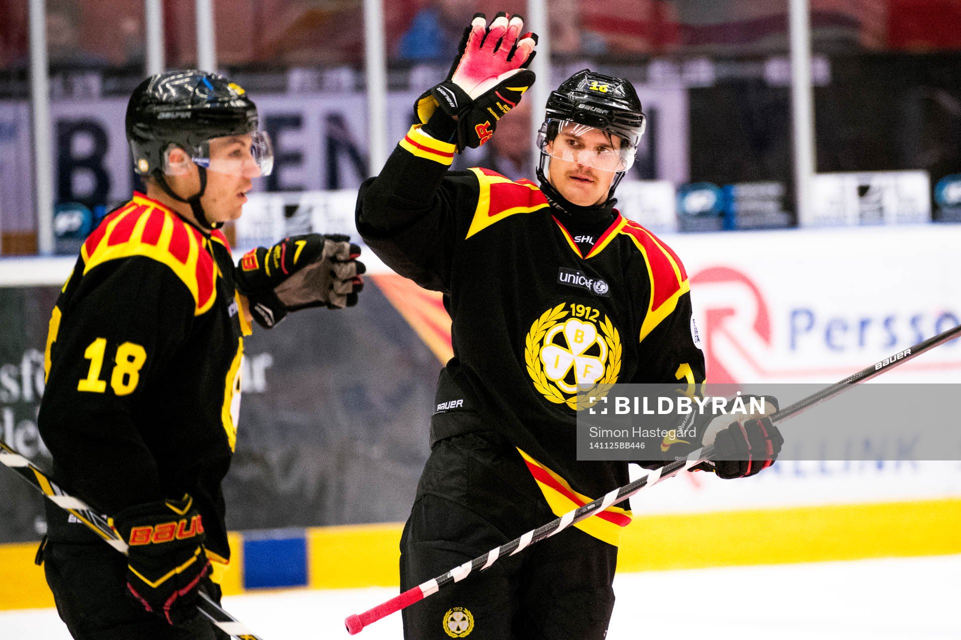 Brynäs Oscar Eklund jublar med Anton Rödin