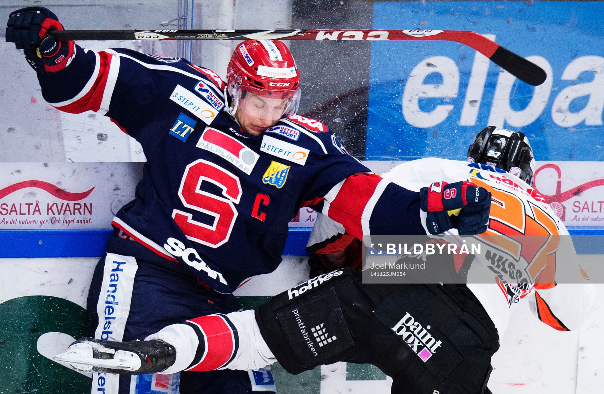 Södertäljes Jonas Engström blir tacklad av Karlskronas