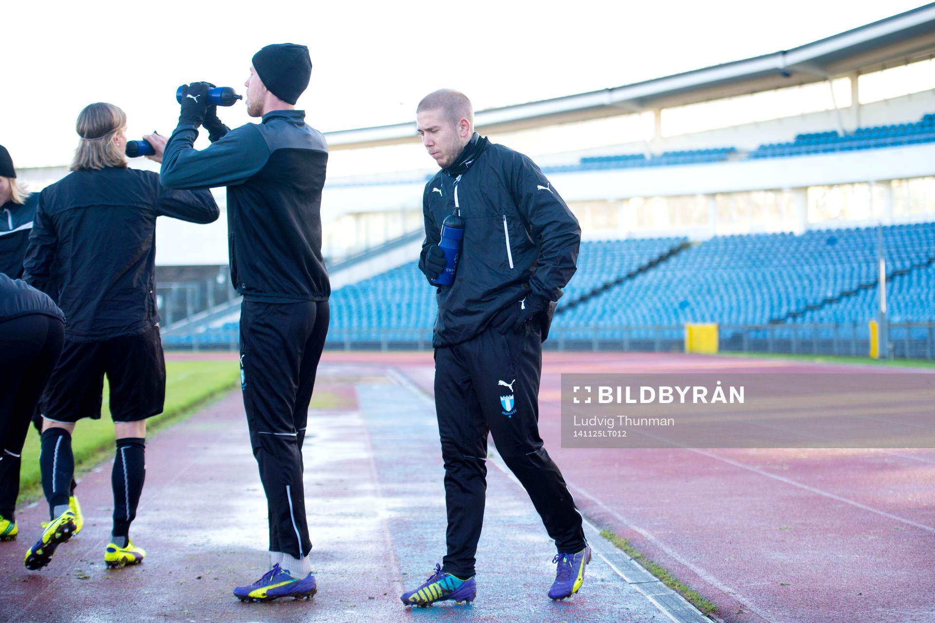 Malmö FFs Anton Tinnerholm dricker vatten