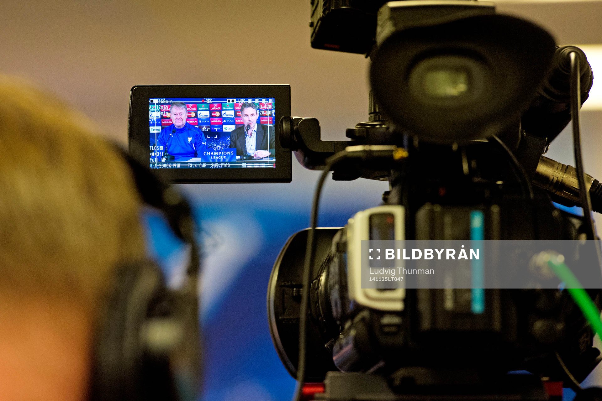 En videokamera filmar Malmö FFs presskonferens