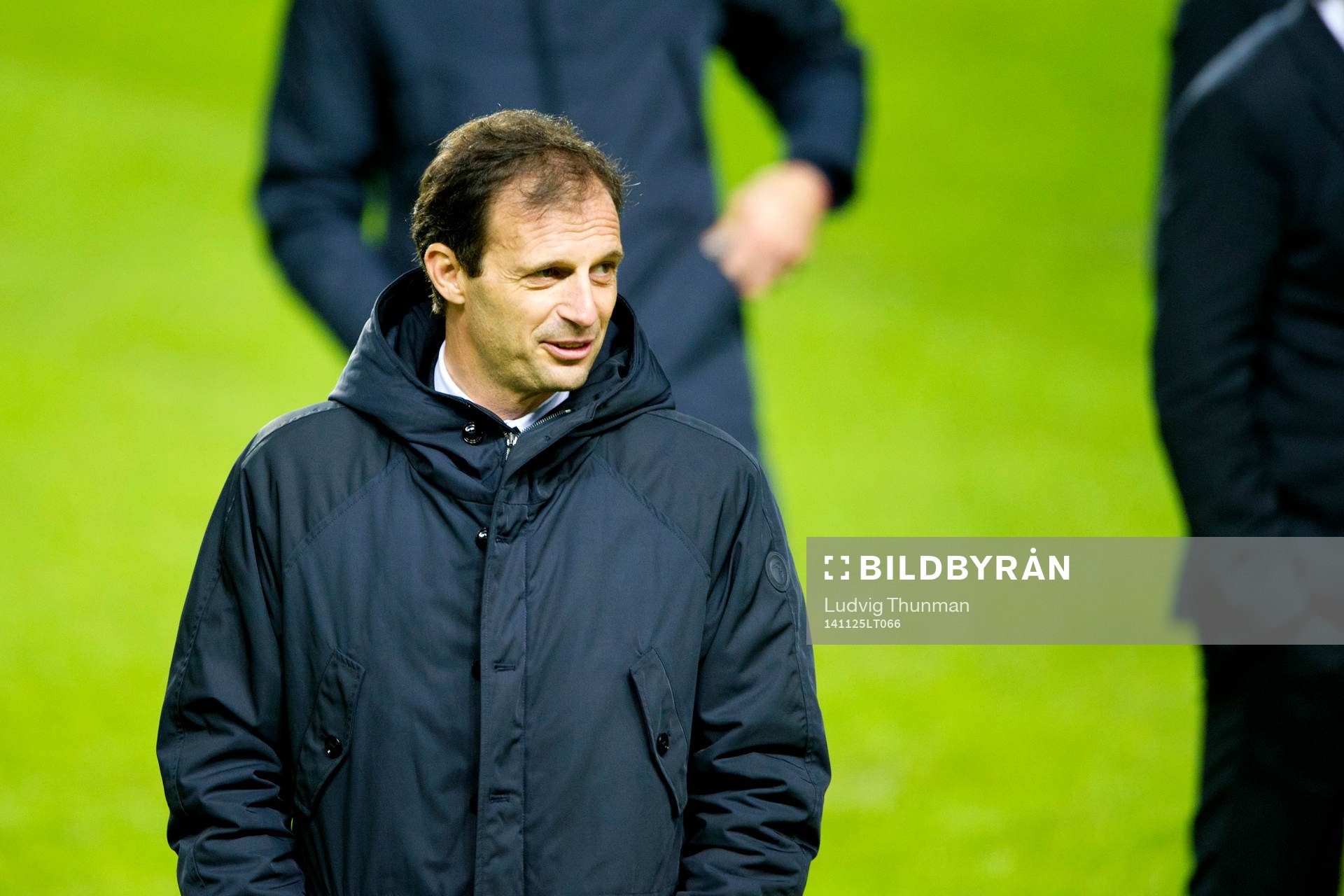 Juventus tränare Massimiliano Allegri inspekterar planen inför deras presskonferens den 25 november 2014 i Malmö.