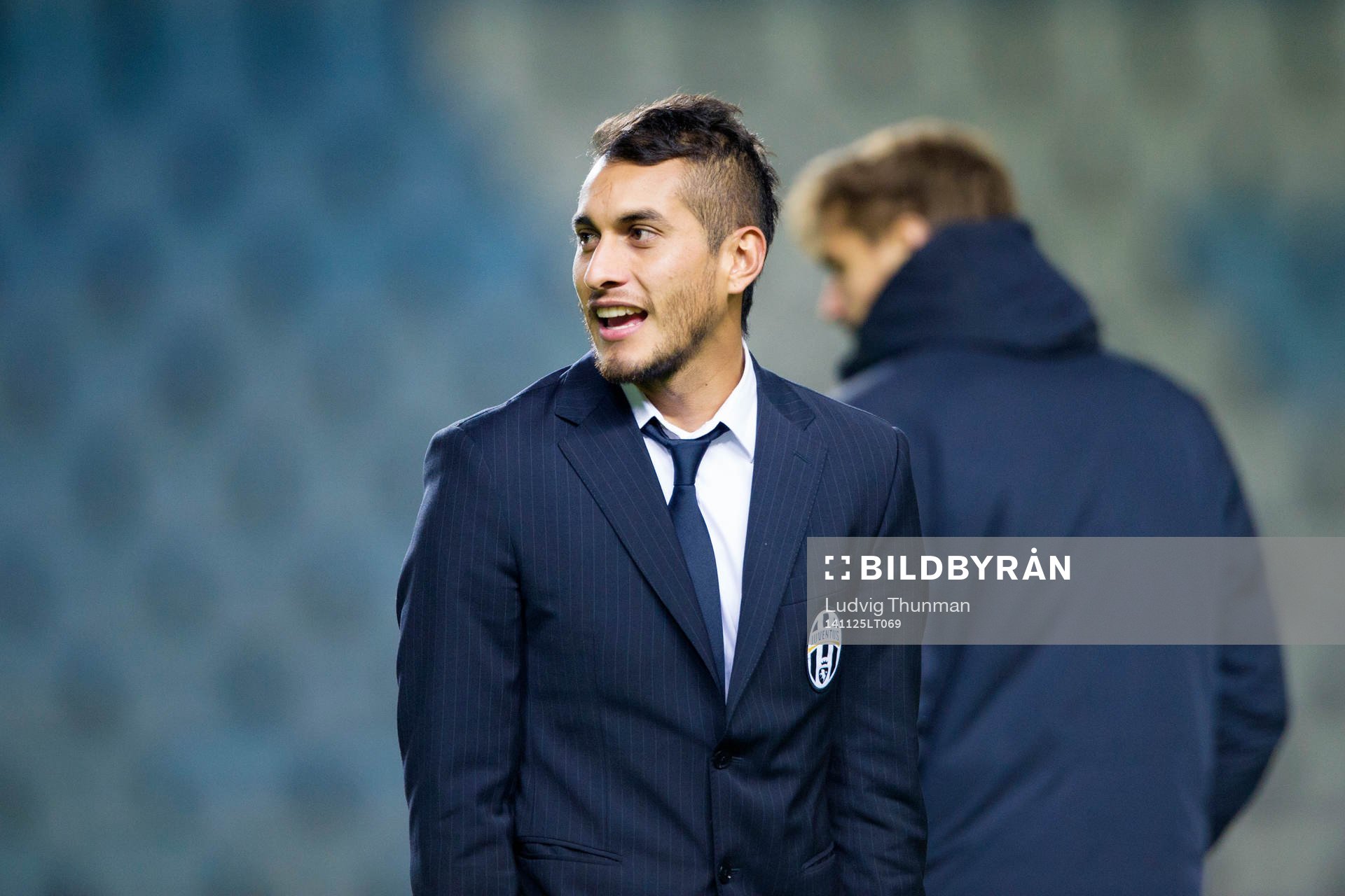 Juventus Simone Padoin inspekterar planen