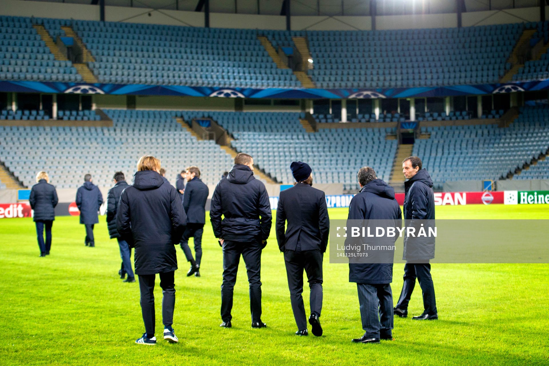 Juventus tränare Massimiliano Allegri (th) och flera spelare inspekterar planen före deras presskonferens den 25 november 2014 i Malmö.