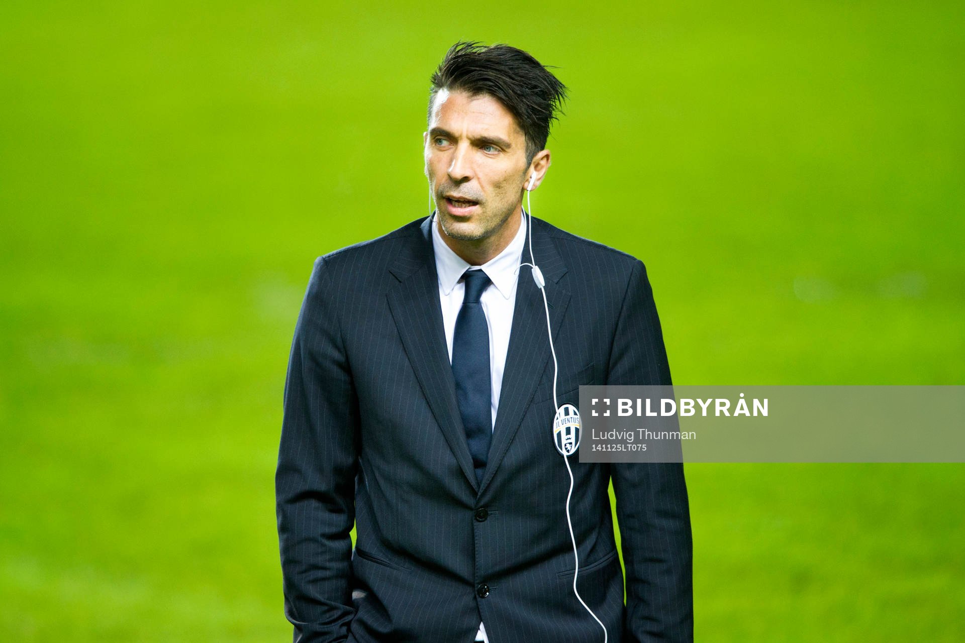 Juventus målvakt Gianluca Buffon inspekterar planen före