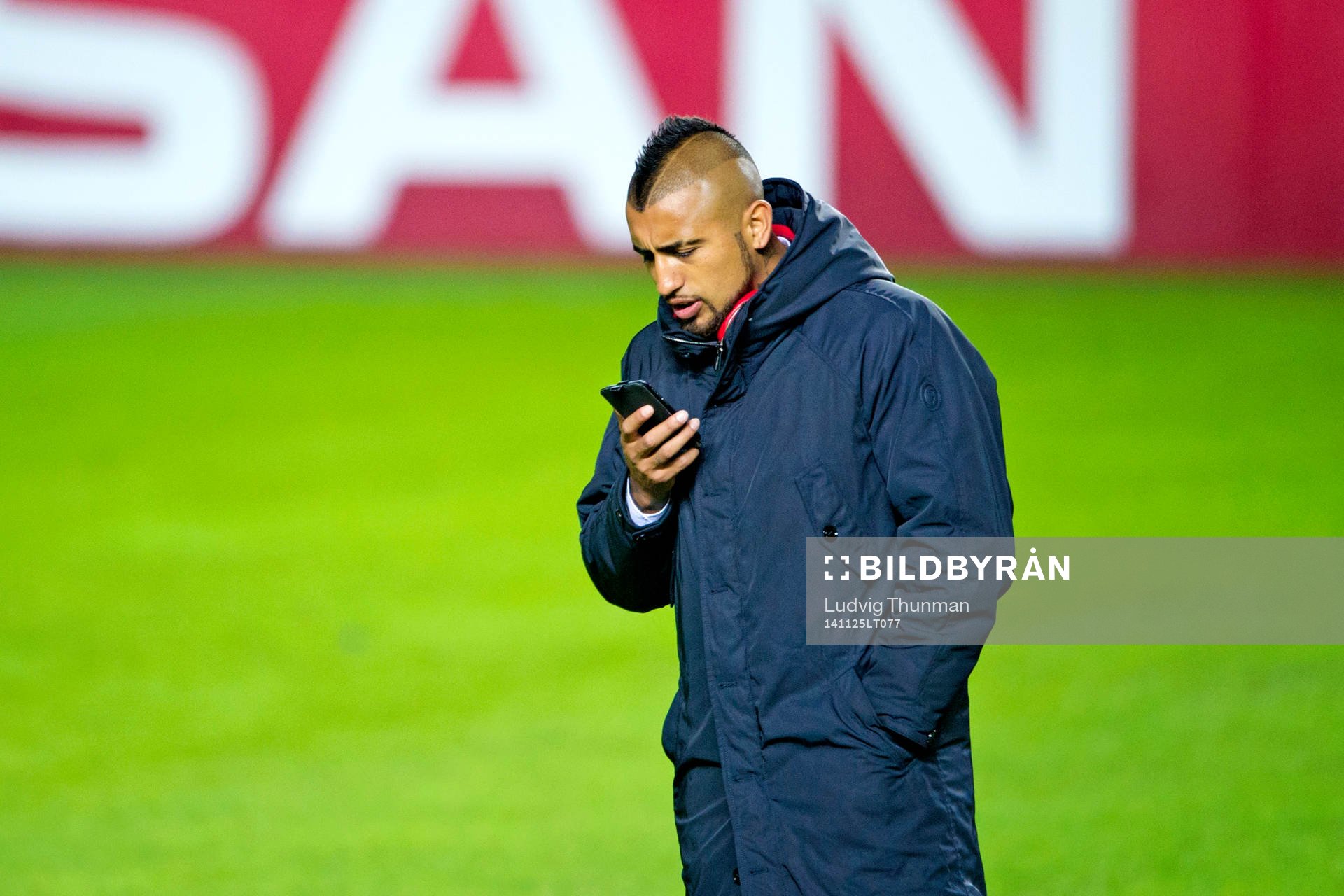 Juventus Arturo Vidal pratar i telefon när han inspekterar