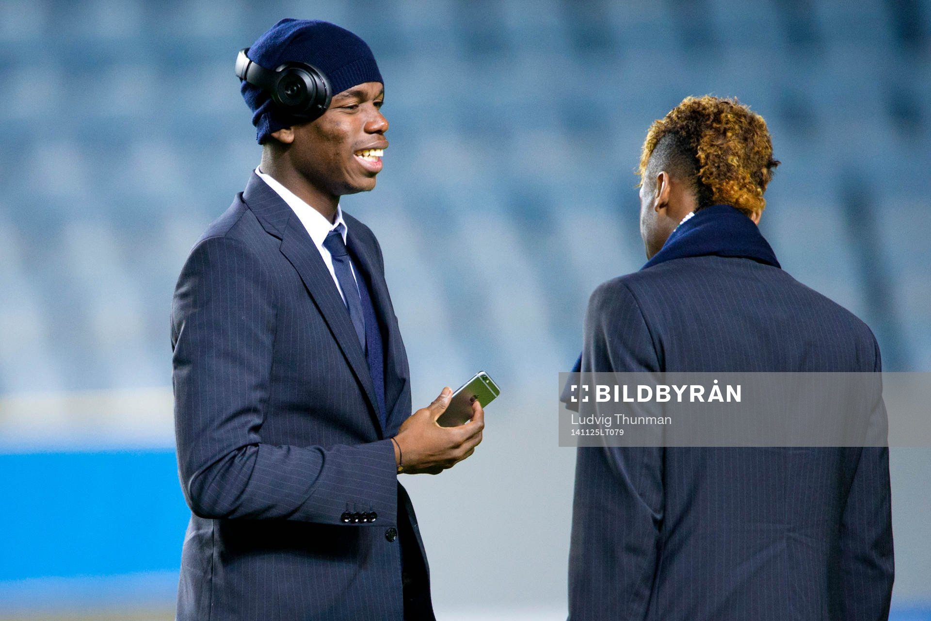 Juventus Paul Pogba pratar med Kingsley Coman inspekterar