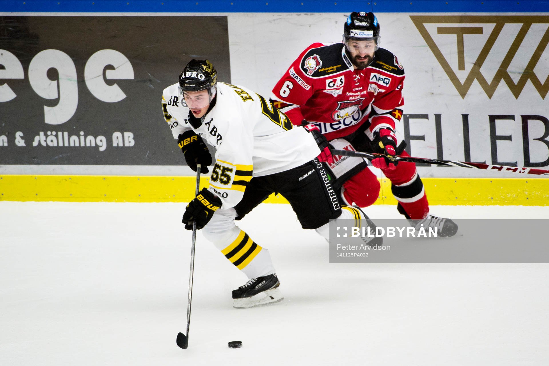 s Victor Ekarv tar sig förbi Malmö Redhawks Colin Stuart
