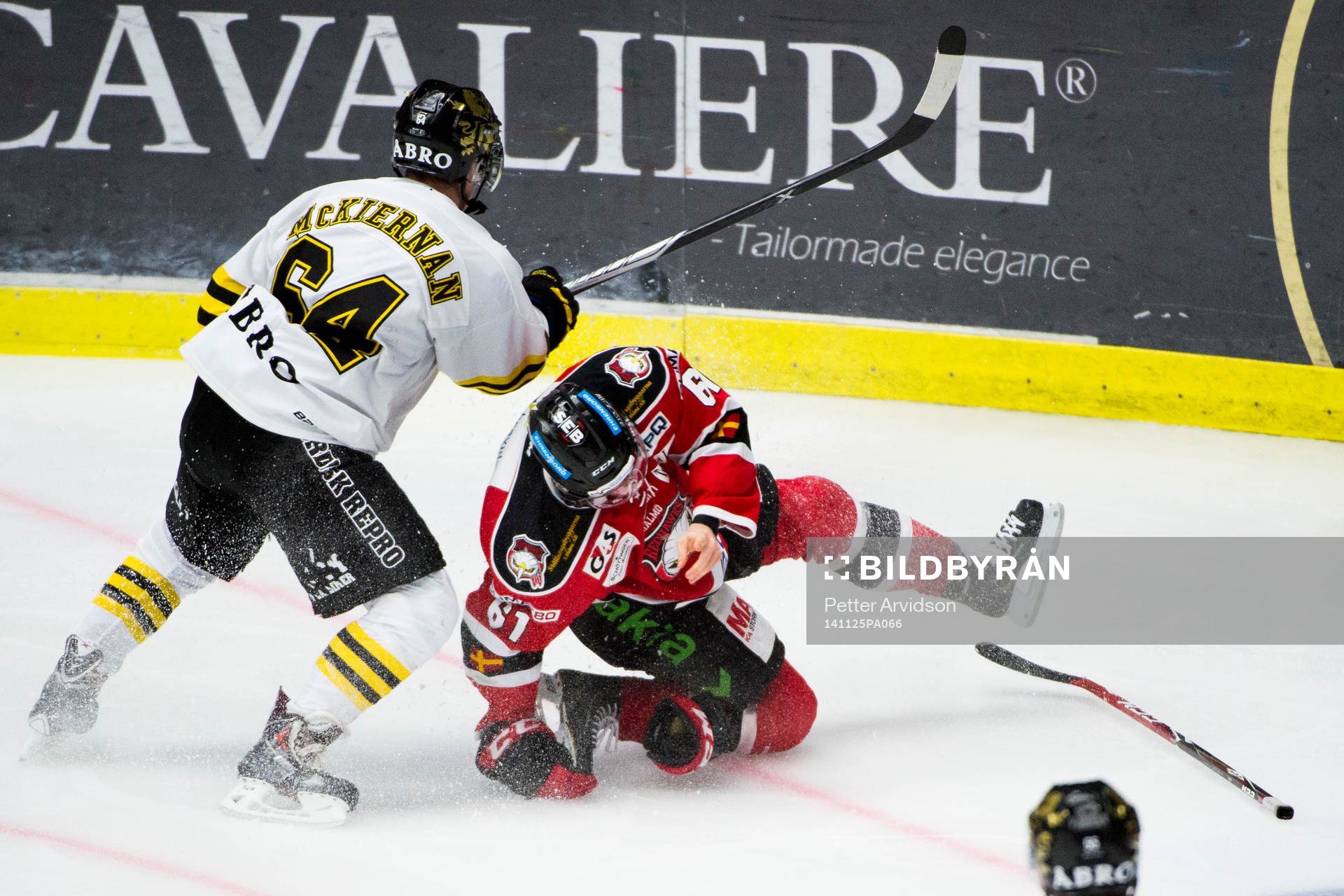 Malmö Redhawks Nicklas Jadeland får en smäll mot ansiktet