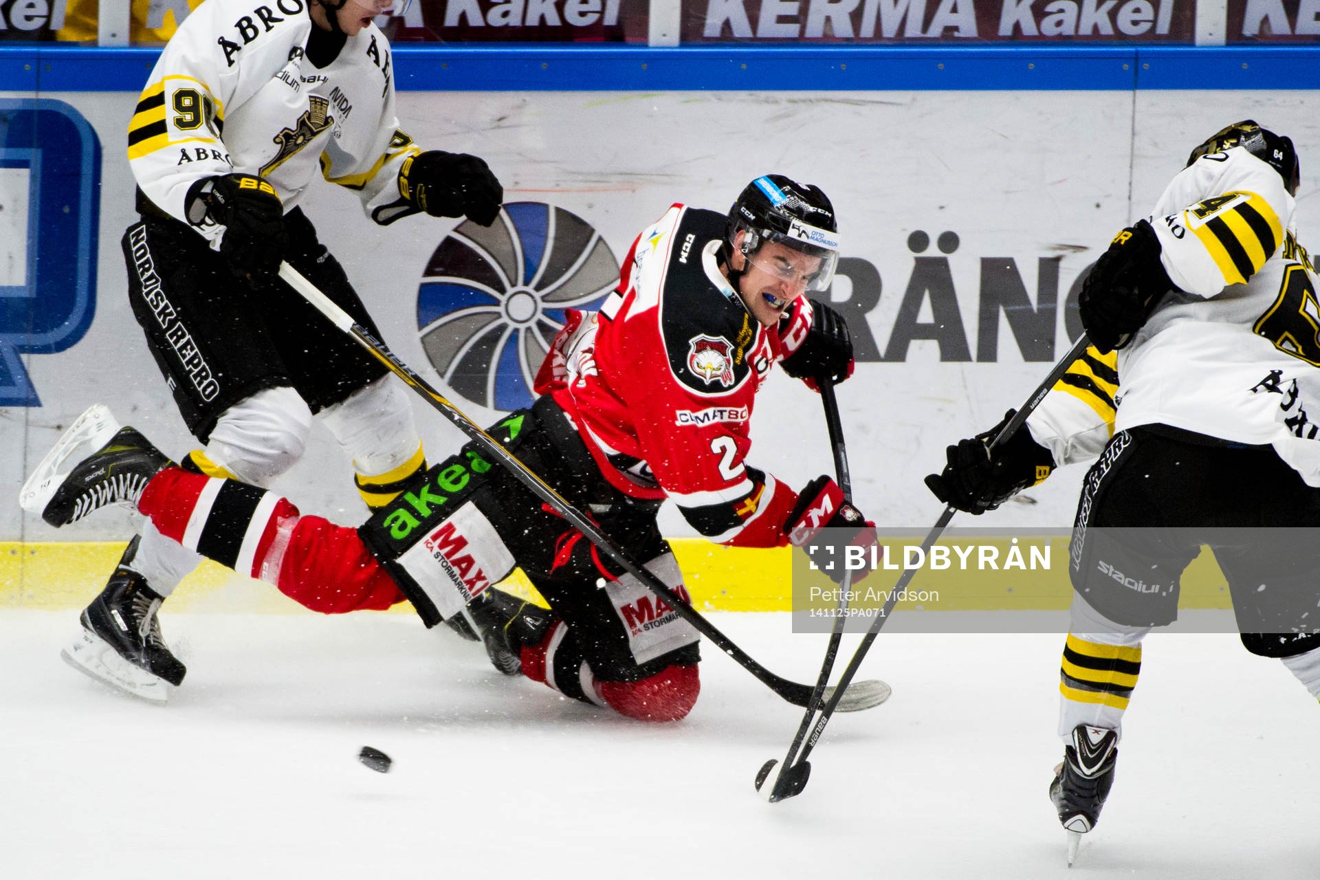 Malmö Redhawks Nils Andersson faller i en duell