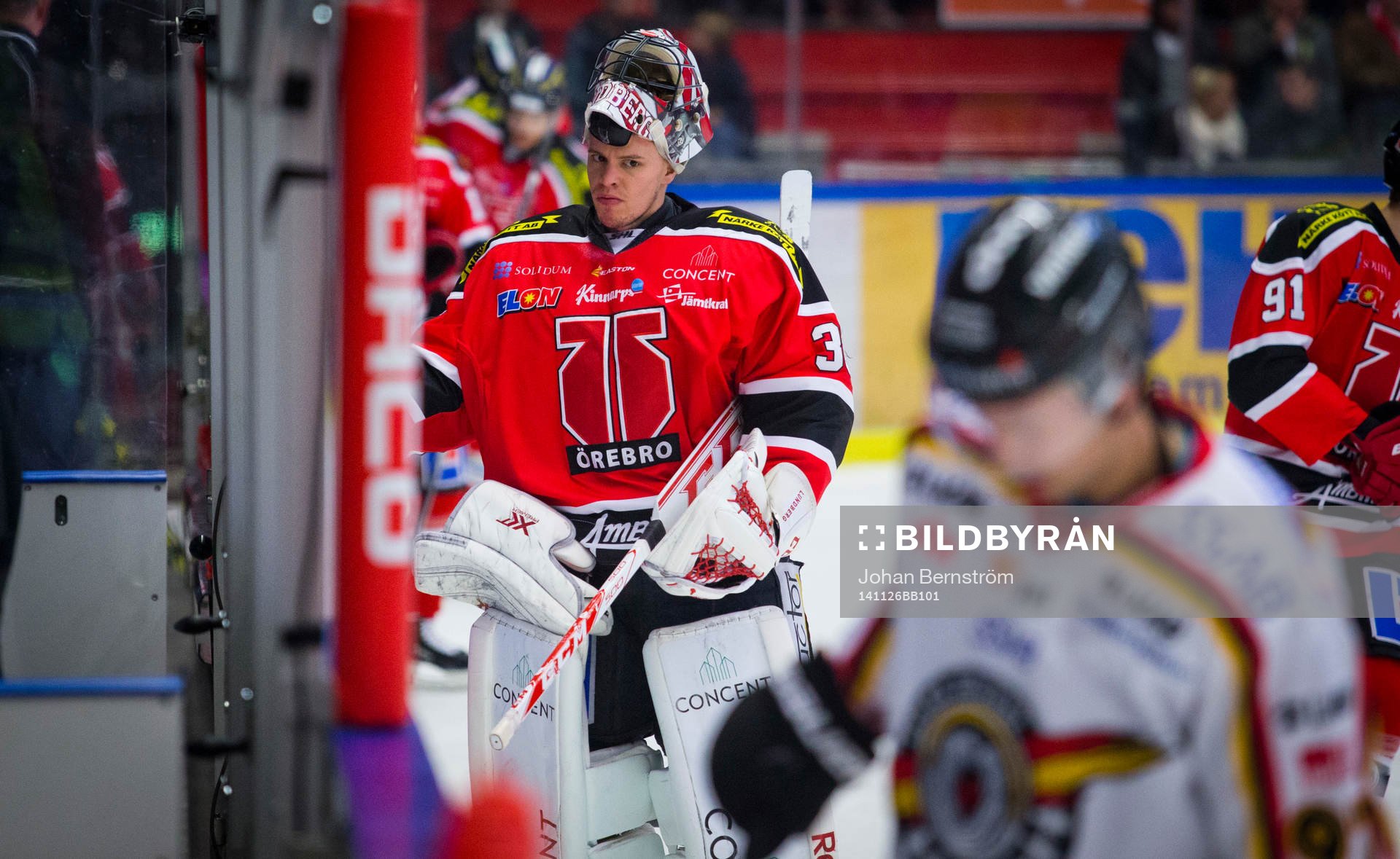 Örebros målvakt Henrik Lundberg tittar deppigt på