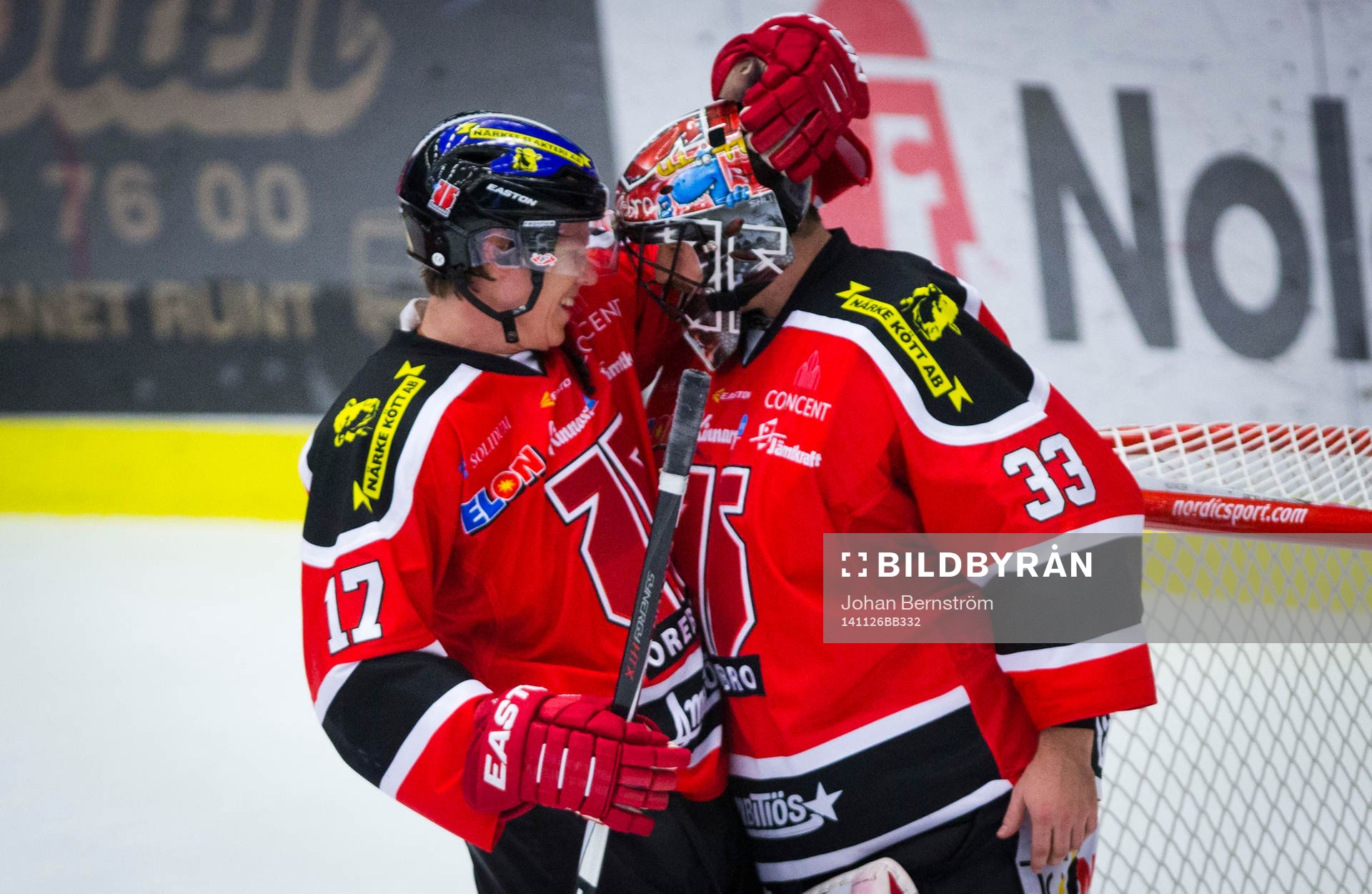Örebros målvakt Julius Hudacek jublar med Daniel Viksten