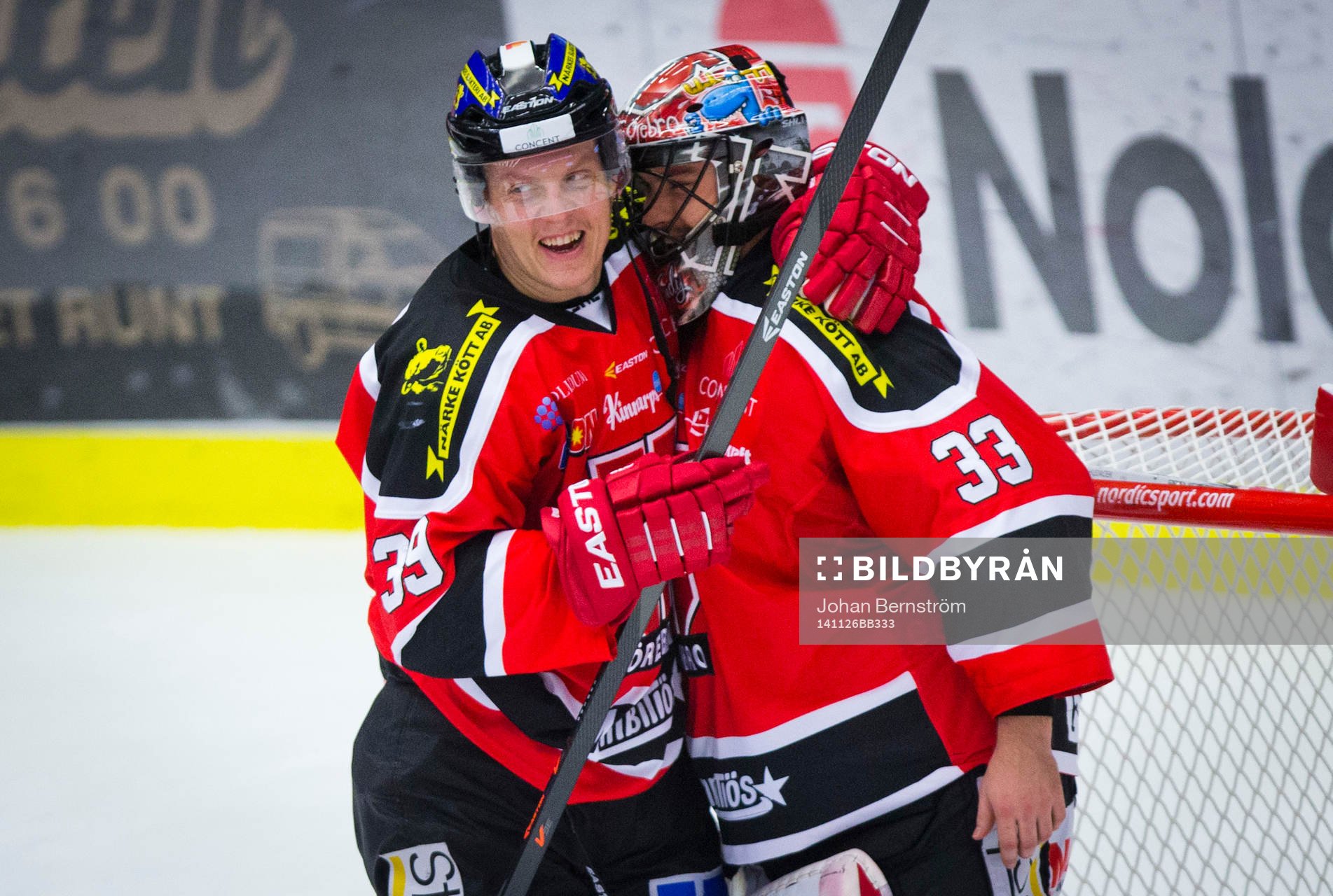 Örebros målvakt Julius Hudacek jublar med Ville Viitaluoma