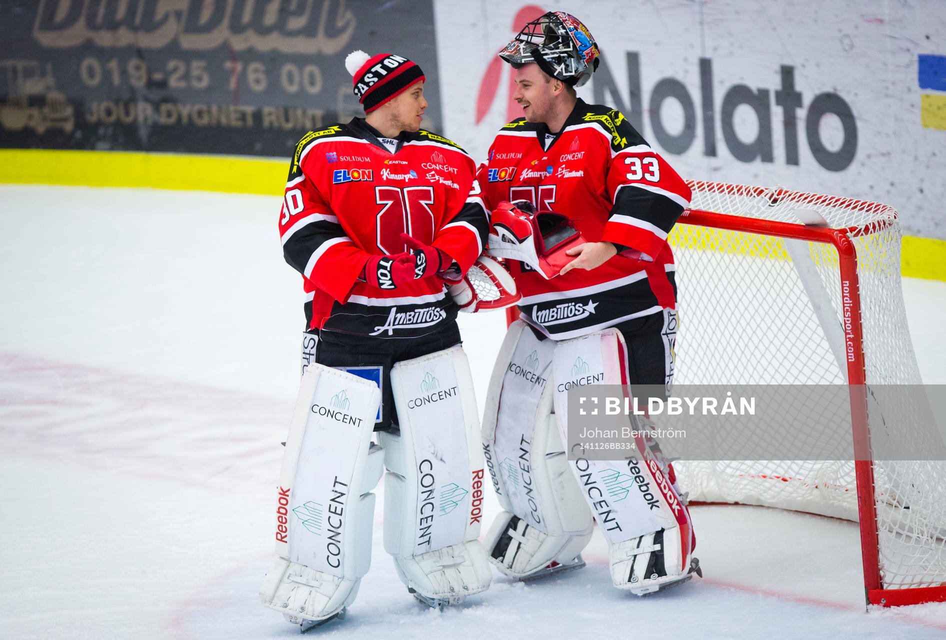 Örebros målvakt Julius Hudacek jublar med målvakt Henrik
