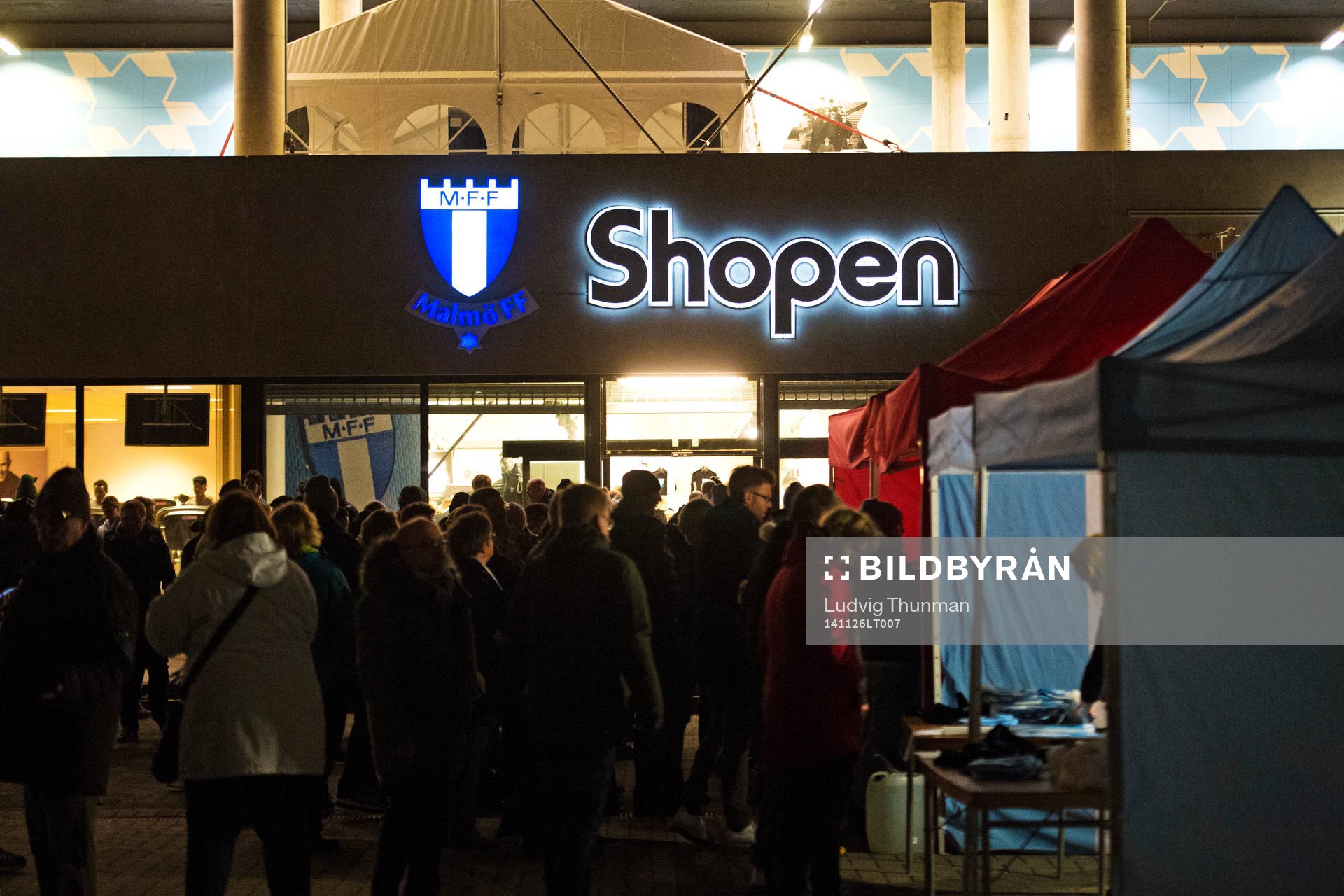 Åskådare köar utanför MFF Shopen