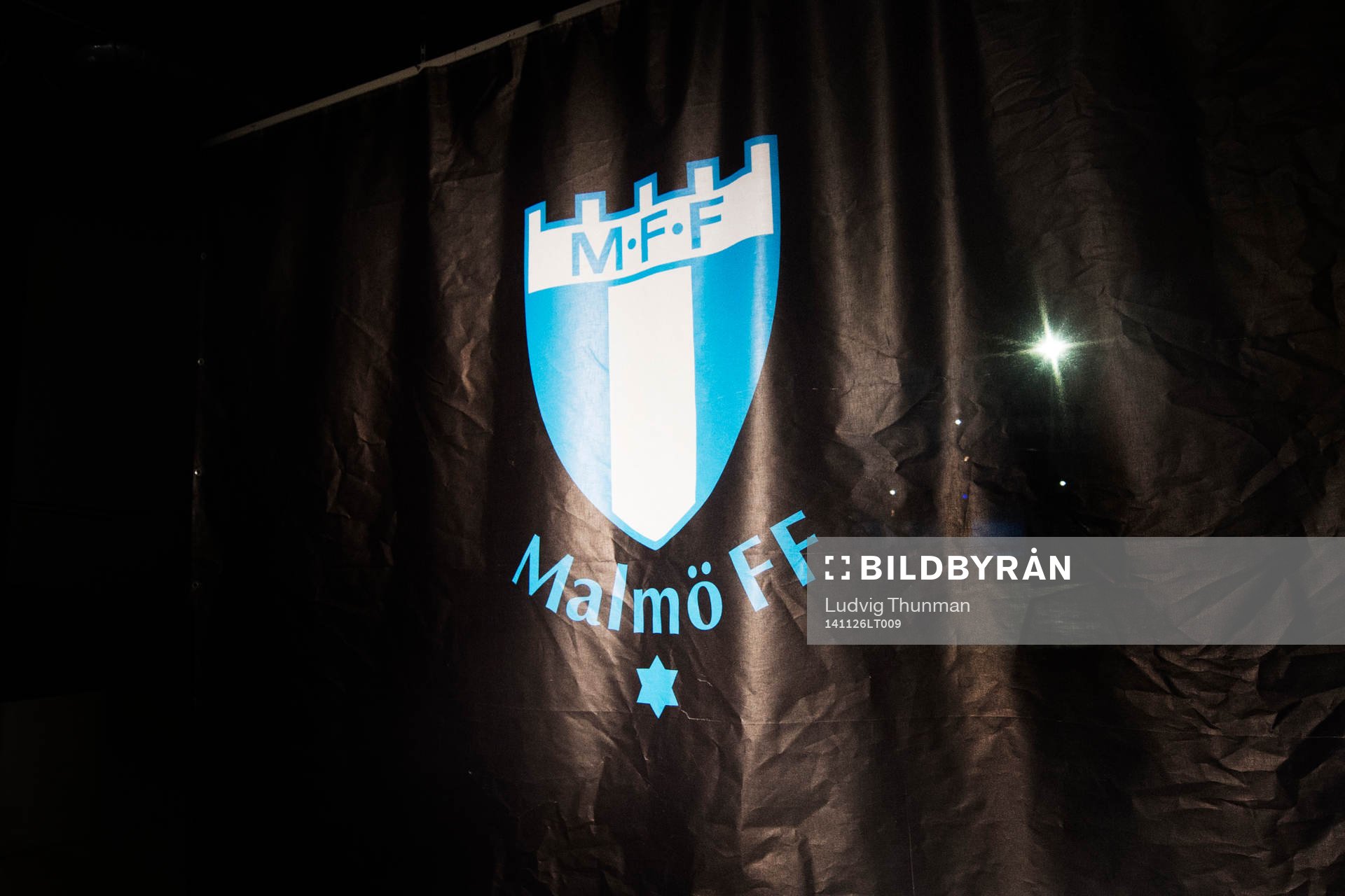 Malmö FFs logotyp hänger i VIP entrén