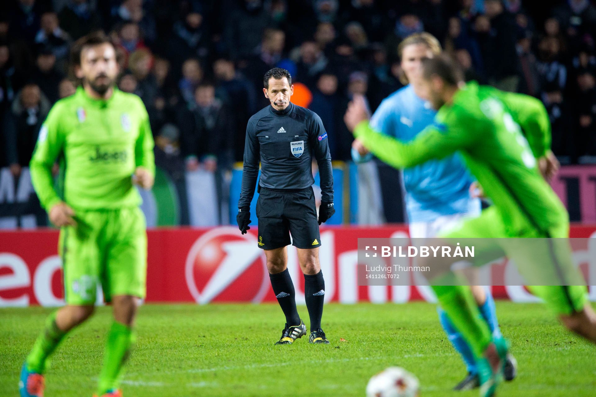 Domare Pedro Proenca betraktar spelet