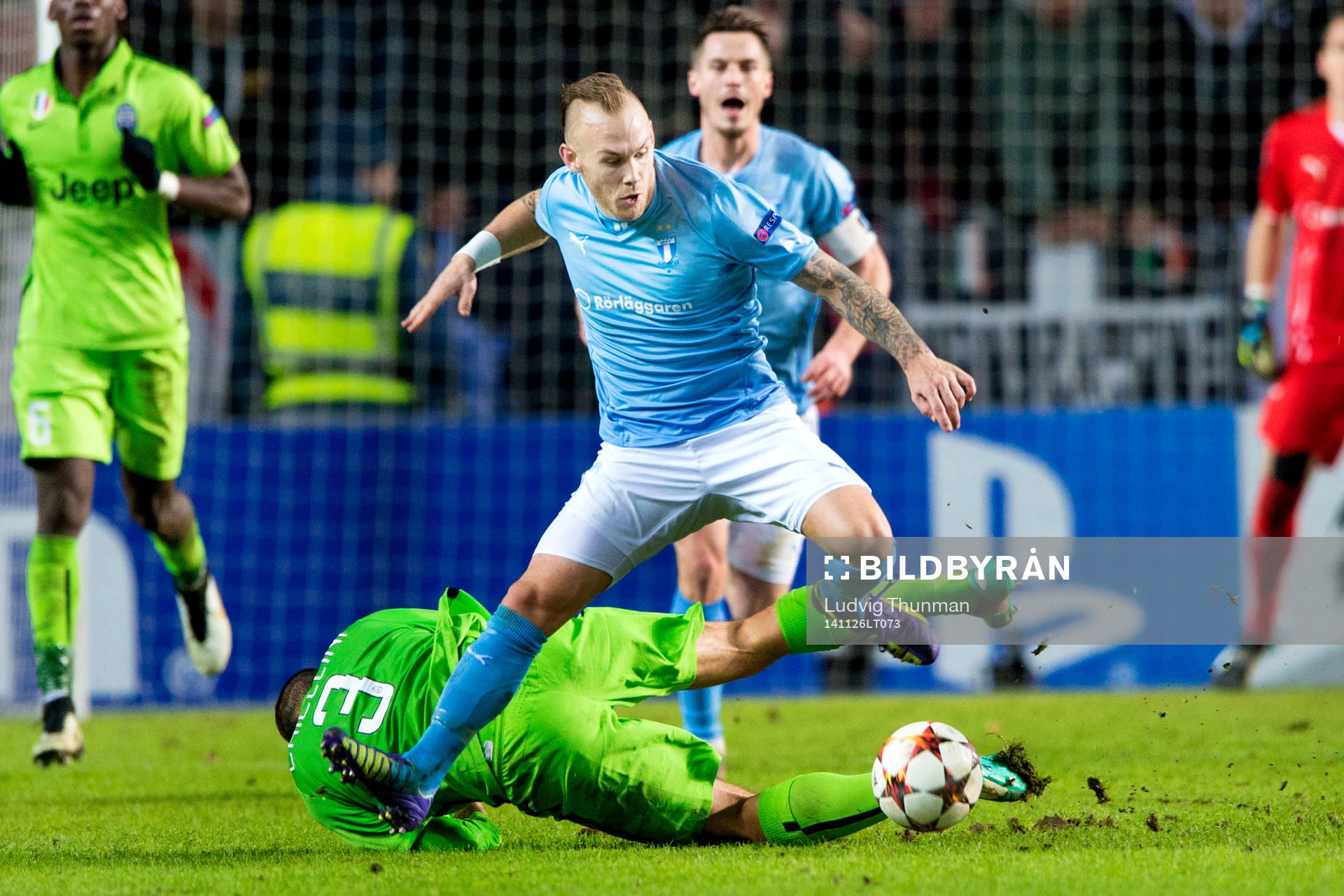 s Magnus Eriksson tar sig över Juventus Giorgio Chiellini