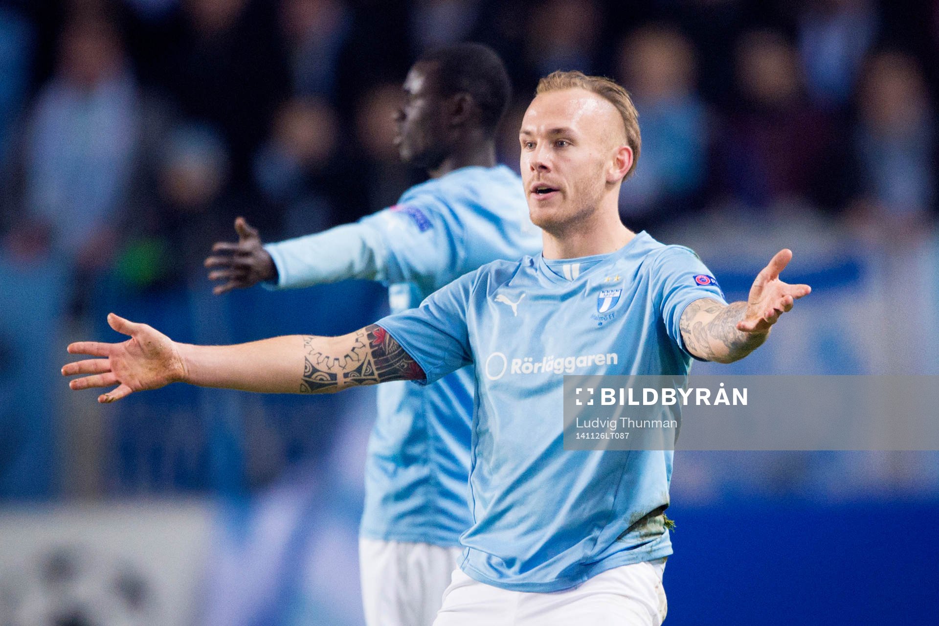 Malmö FF:s Magnus Eriksson och Enock Kofi Adu slår ut med armarna i protest mot uteblivet domslut under fotbollsmatchen i Champions League mellan Malmö FF och Juventus den 26 november 2014 i Malmö. 
