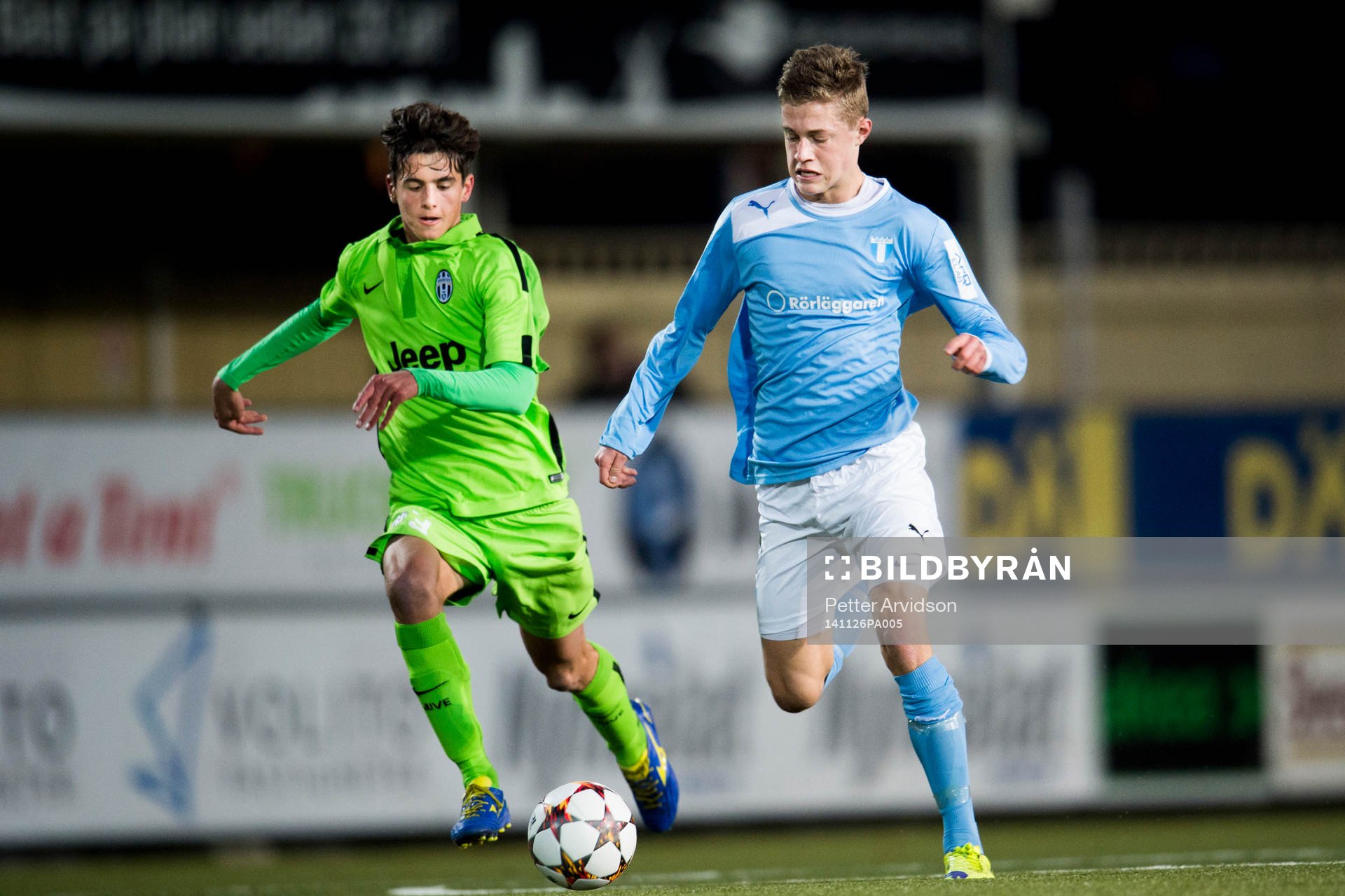 Malmö FFs Mattias Svanberg och Juventus Riccardo De Biasi under fotbollsmatchen i UEFA Youth League mellan Malmö FF och Juventus den 26 november 2014 i Malmö.