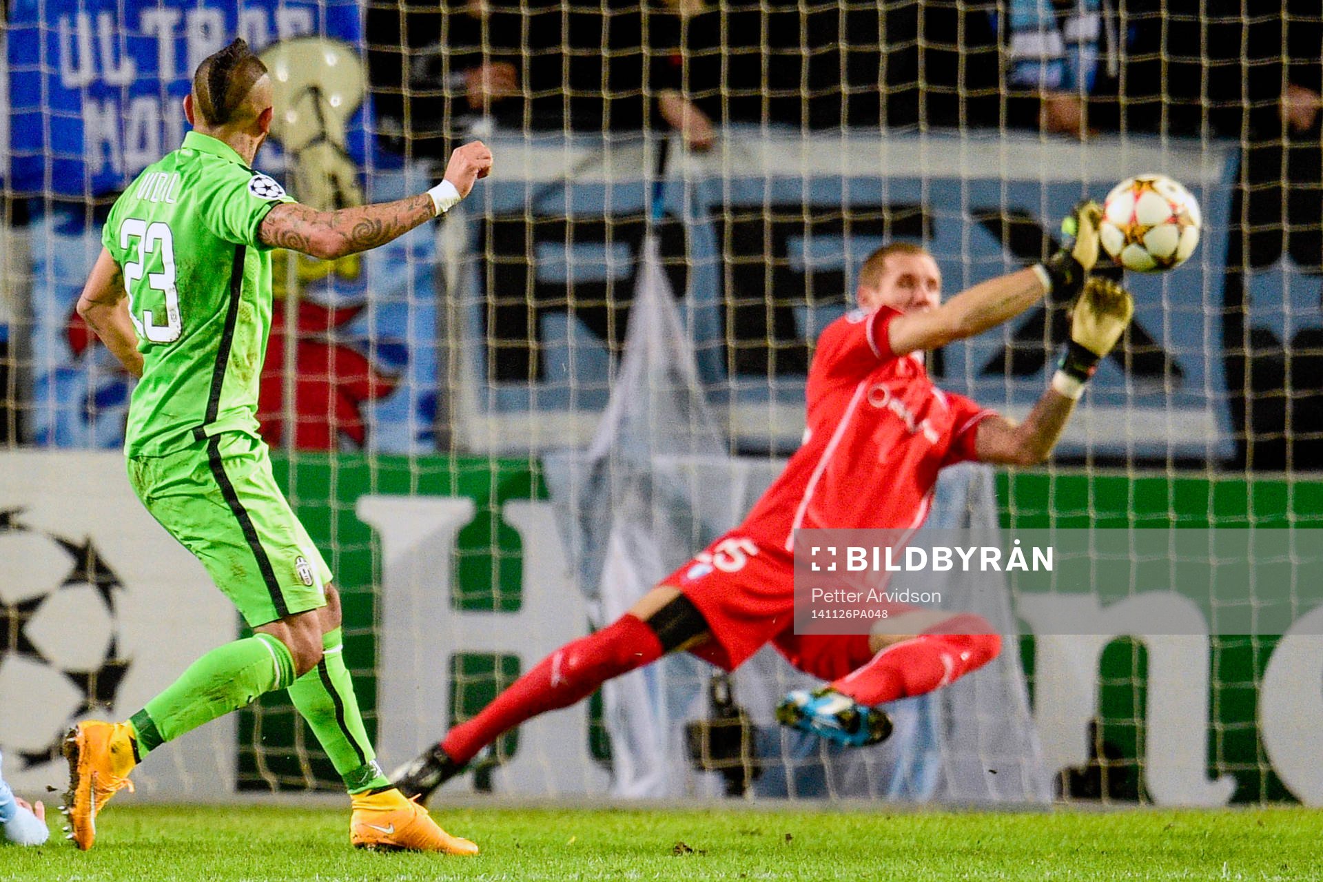 s målvakt Robin Olsen räddar ett skott från Juventus