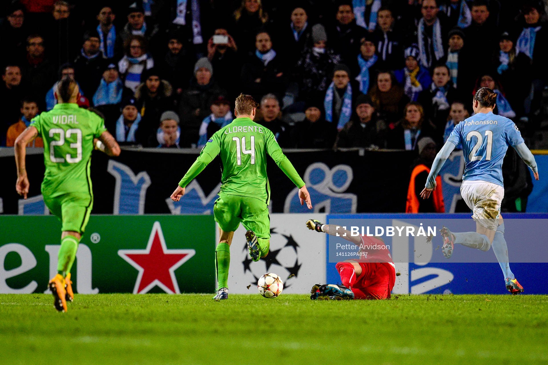 Juventus Fernando Llorente rundar målvakt Robin Olsen och gör 0-1 under fotbollsmatchen i Champions League mellan Malmö FF och Juventus den 26 november 2014 i Malmö.