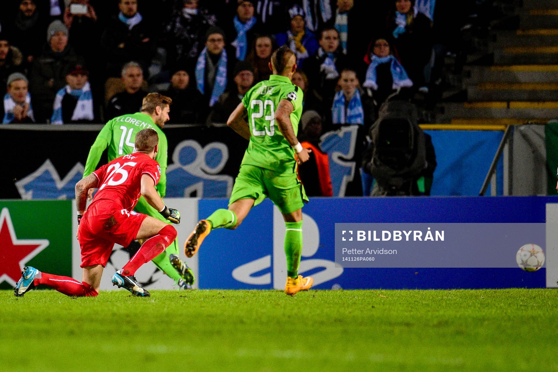 Juventus Fernando Llorente rundar målvakt Robin Olsen och gör 0-1 under fotbollsmatchen i Champions League mellan Malmö FF och Juventus den 26 november 2014 i Malmö.