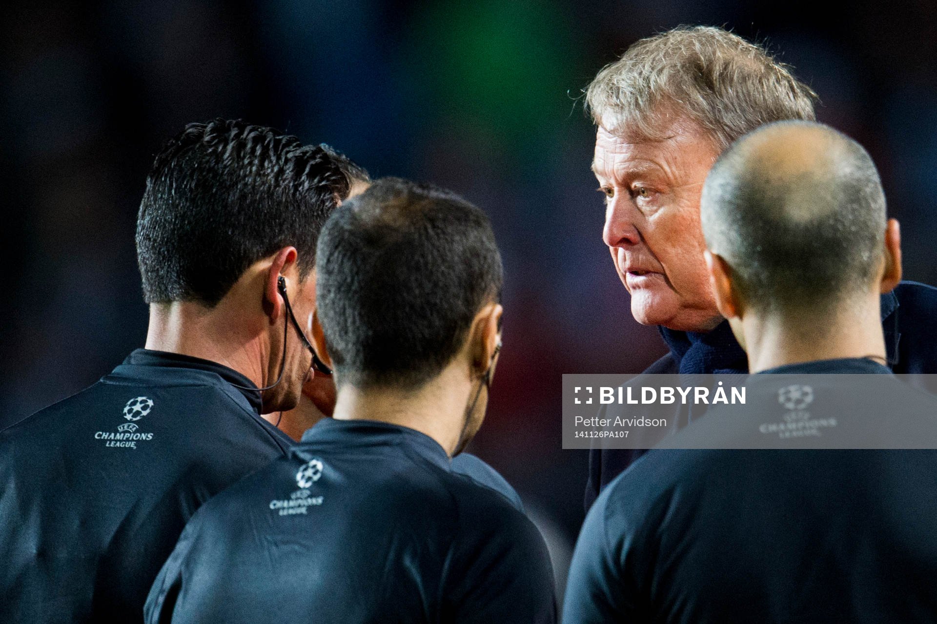s tränare Åge Hareide i het diskussion med domare Pedro