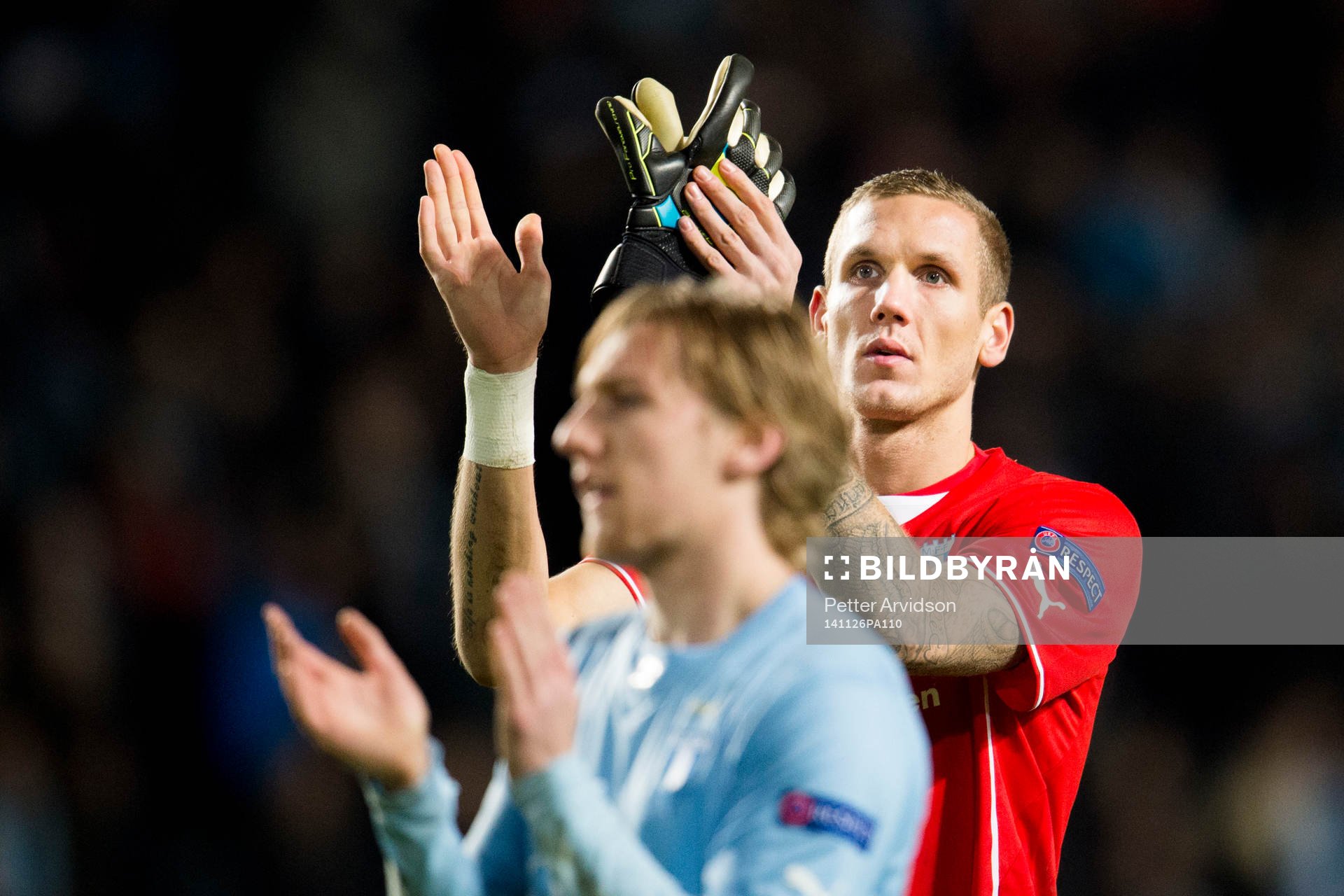 s målvakt Robin Olsen och Emil Forsberg tackar publiken