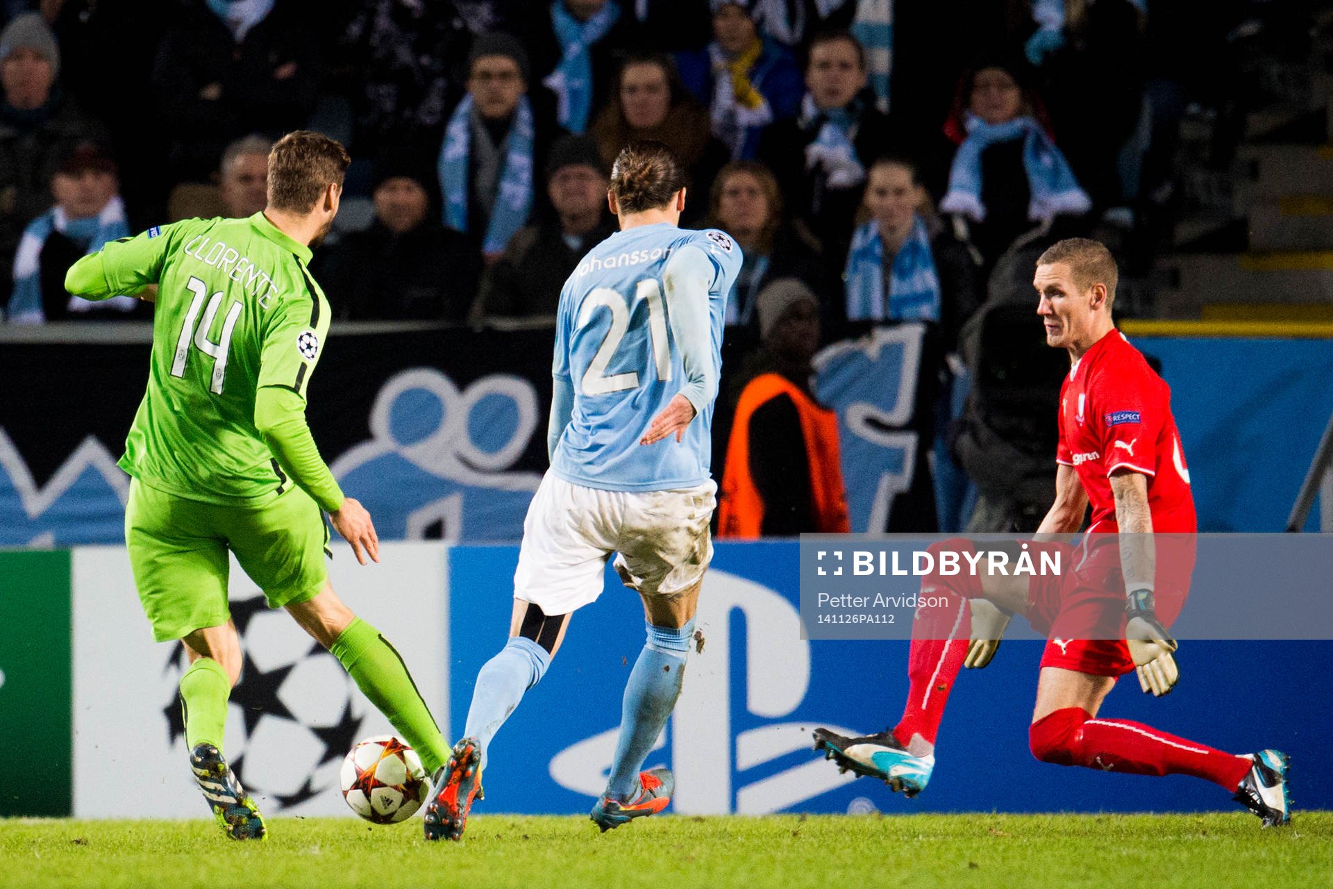 Juventus Fernando Llorente rundar Malmö FF:s målvakt Robin Olsen och Erik Johansson och gör 0-1 under fotbollsmatchen i Champions League mellan Malmö FF och Juventus den 26 november 2014 i Malmö.