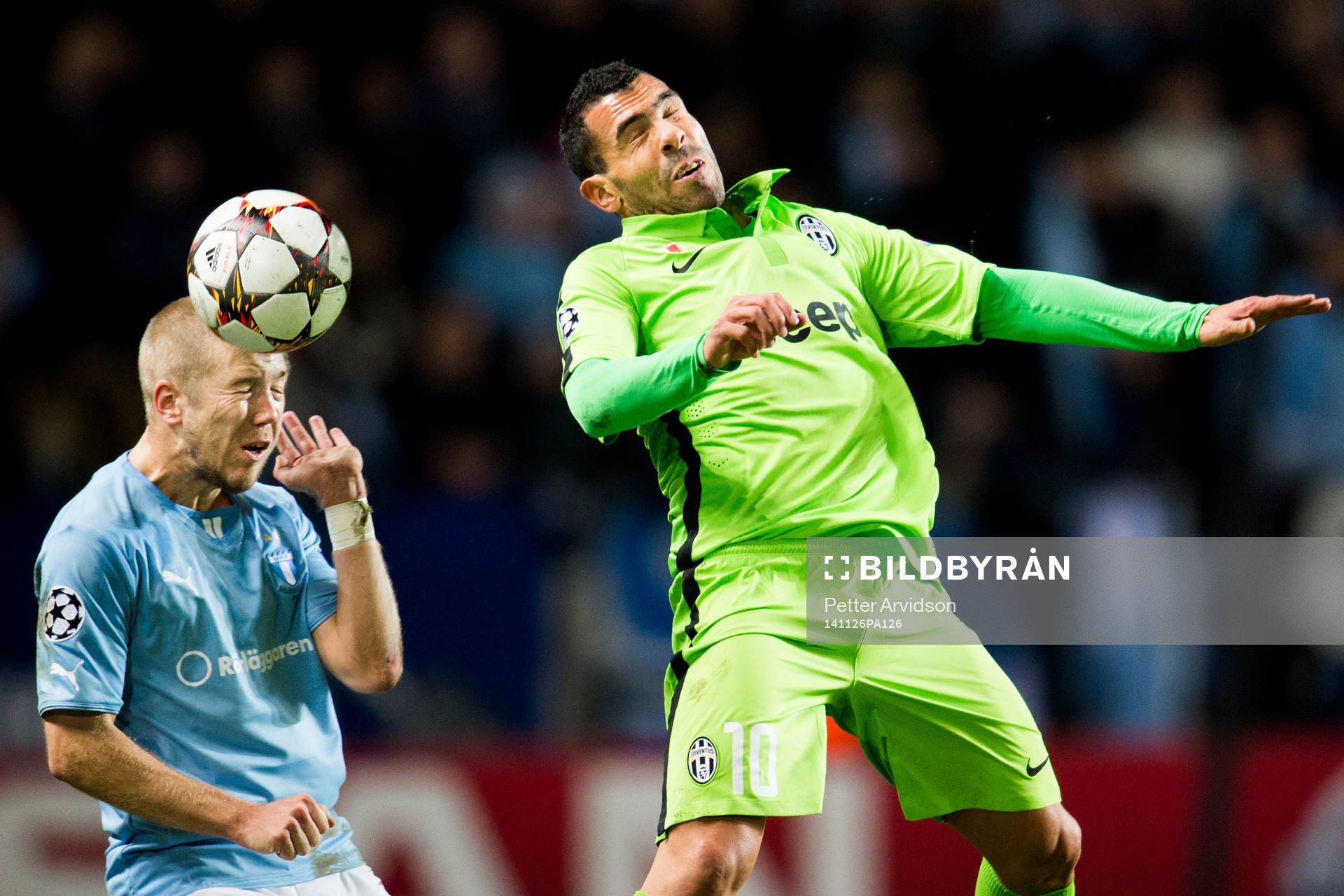 Malmö FF:s Anton Tinnerholm och Juventus Carlos Tevez under fotbollsmatchen i Champions League mellan Malmö FF och Juventus den 26 november 2014 i Malmö.