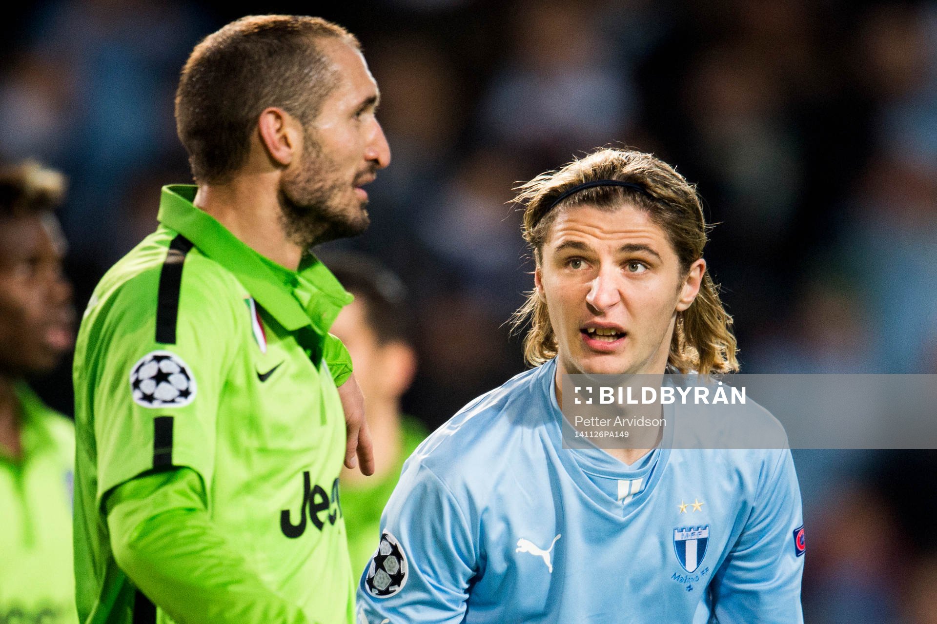 s Pawel Cibicki tittar mot Juventus Giorgio Chiellini