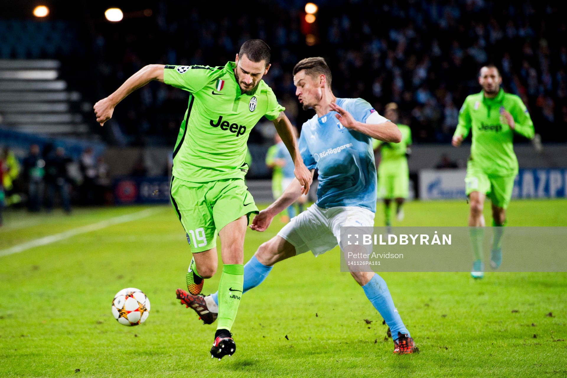 Malmö FF:s Markus Rosenberg och Juventus Leonardo Bonucci under fotbollsmatchen i Champions League mellan Malmö FF och Juventus den 26 november 2014 i Malmö.