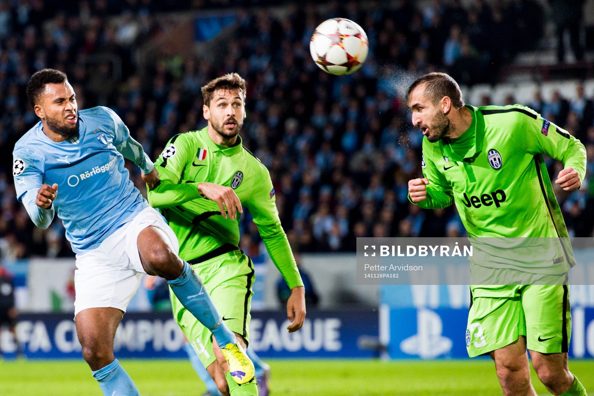 Juventus Giorgio Chiellini nickar bollen framför Fernando