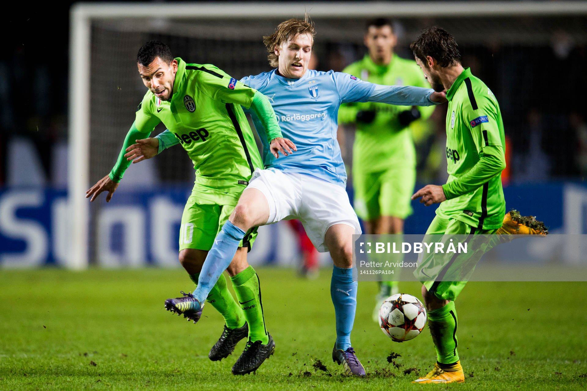 s Emil Forsberg mellan Juventus Carlos Tevez och Claudio