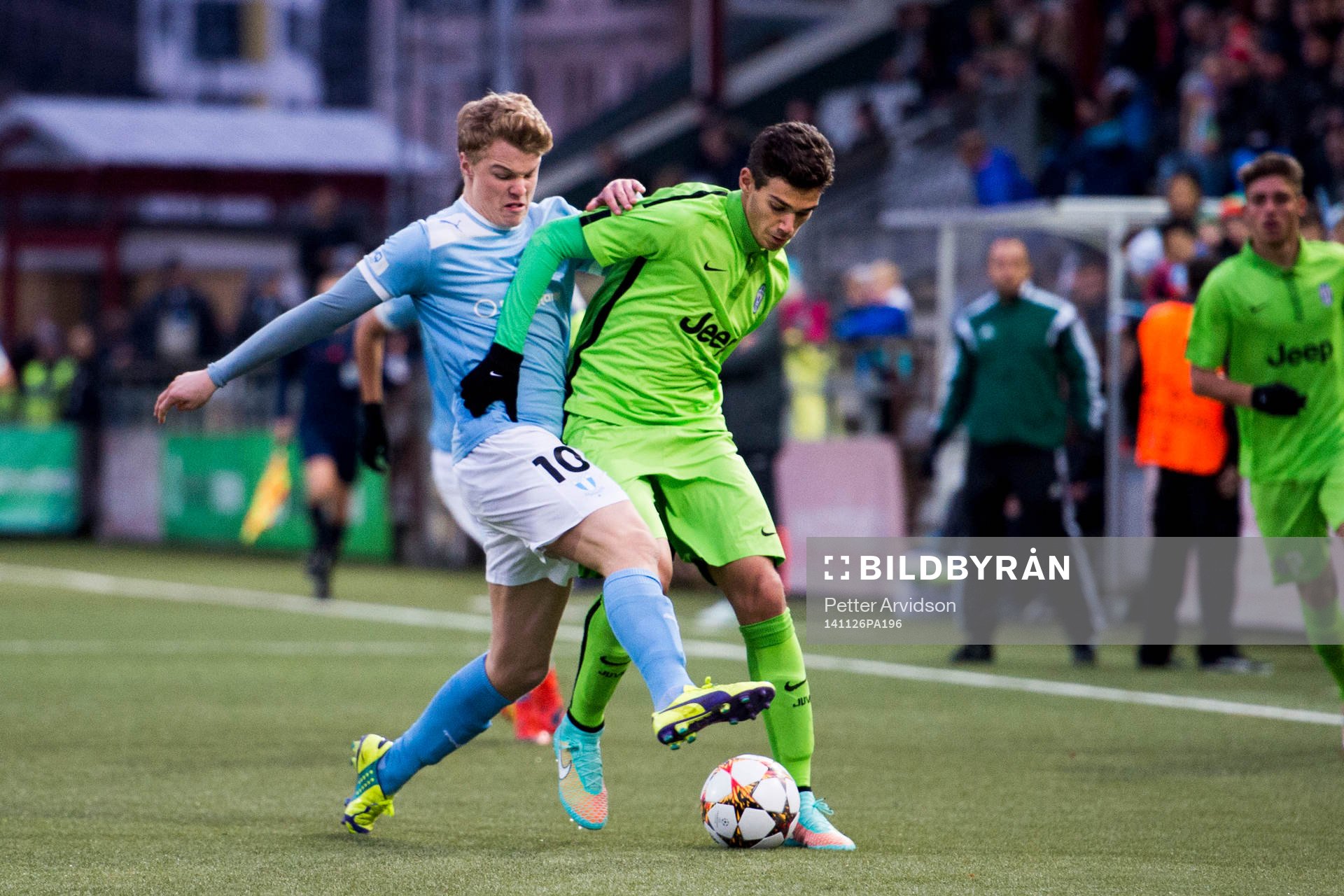 Malmö FFs Freddie Brorsson i kamp med Juventus Carlos Blanco Moreno under fotbollsmatchen i UEFA Youth League mellan Malmö FF och Juventus den 26 november 2014 i Malmö.
