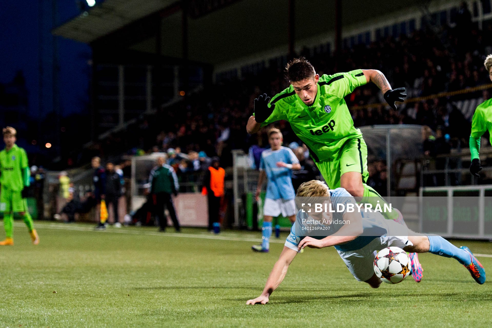 Malmö FFs Jacob Blixt faller