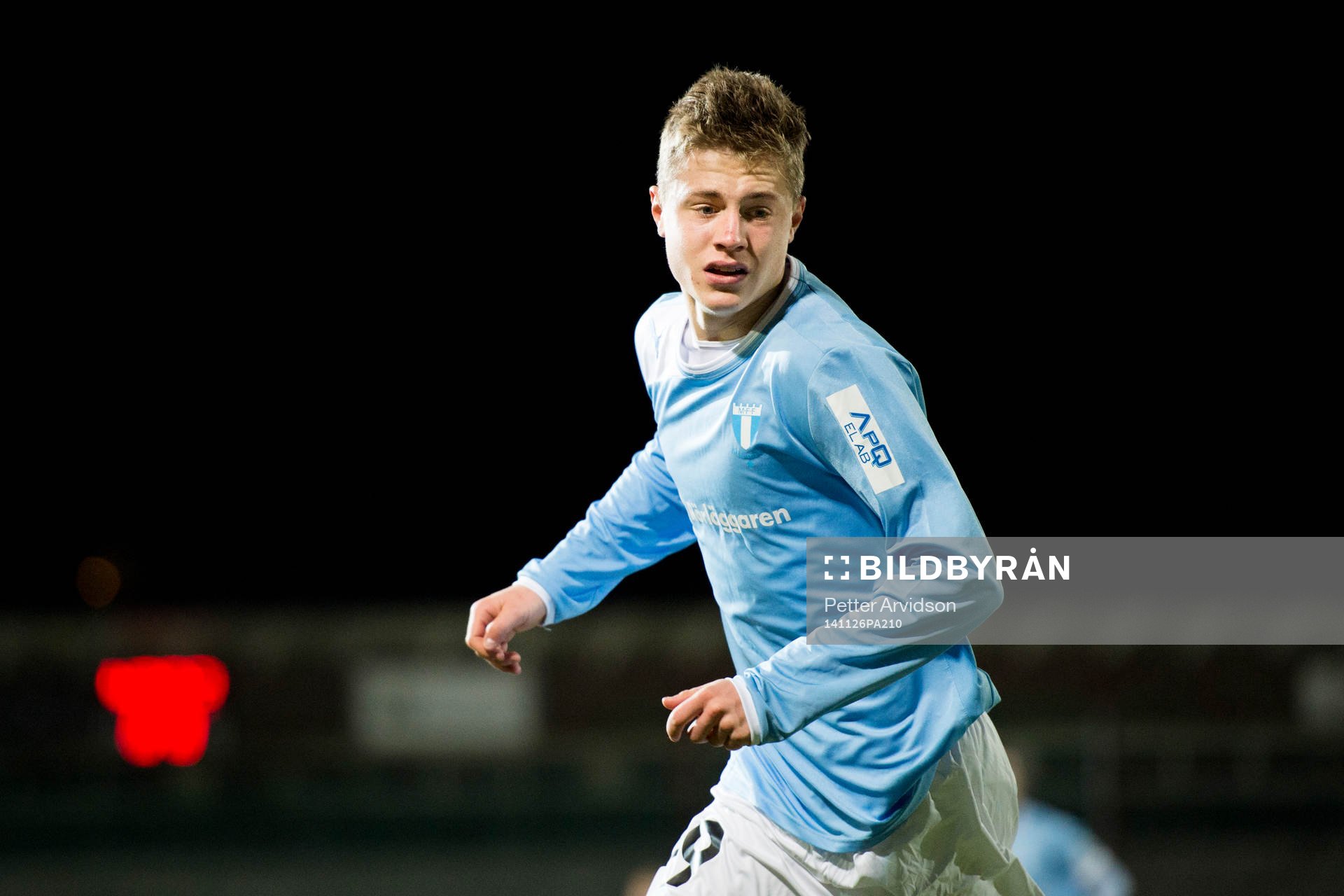 Malmö FFs Mattias Svanberg under fotbollsmatchen i UEFA Youth League mellan Malmö FF och Juventus den 26 november 2014 i Malmö.