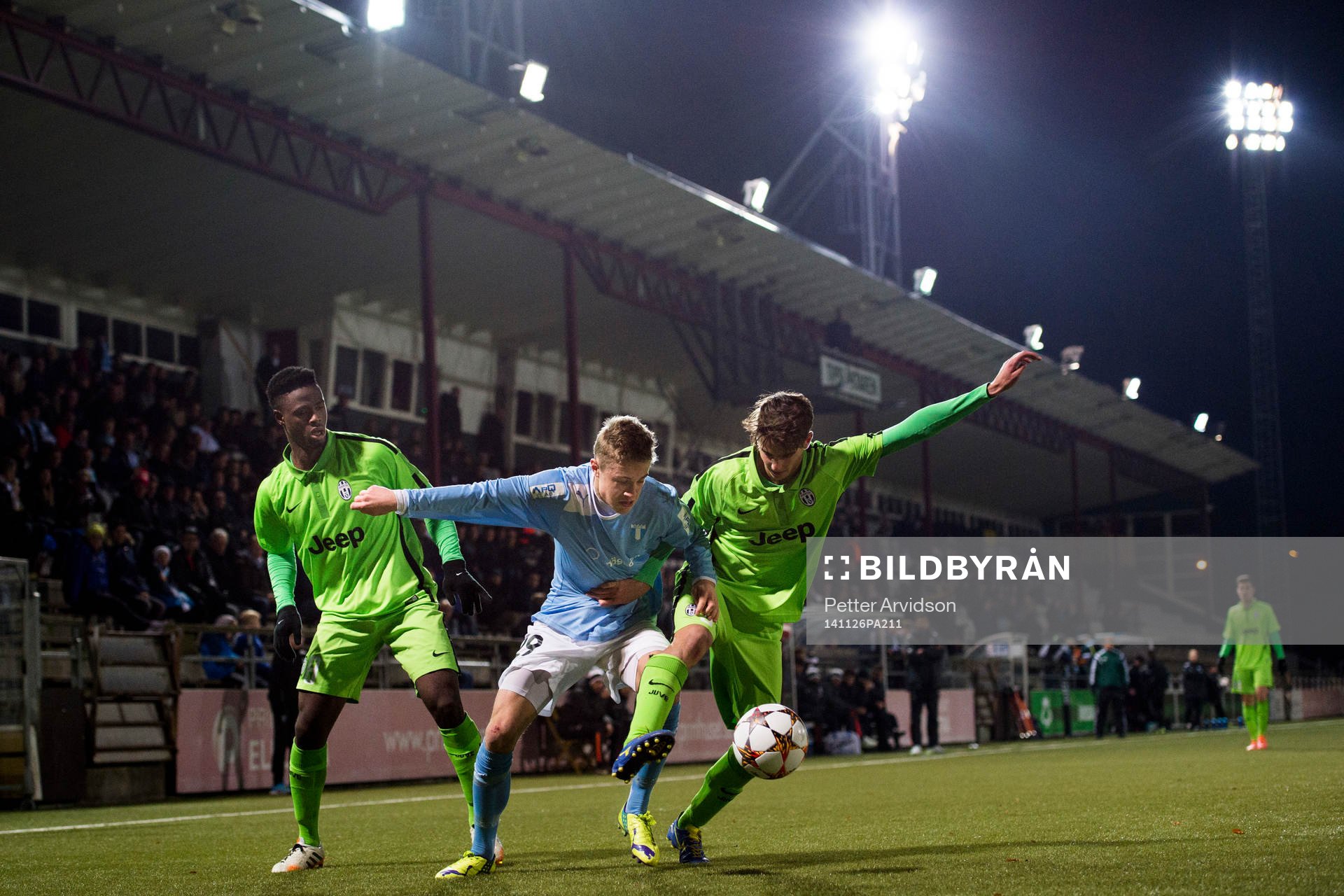 Malmö FFs Mattias Svanberg mellan Juventus Stefano Pellini och Riccardo De Biasi under fotbollsmatchen i UEFA Youth League mellan Malmö FF och Juventus den 26 november 2014 i Malmö.