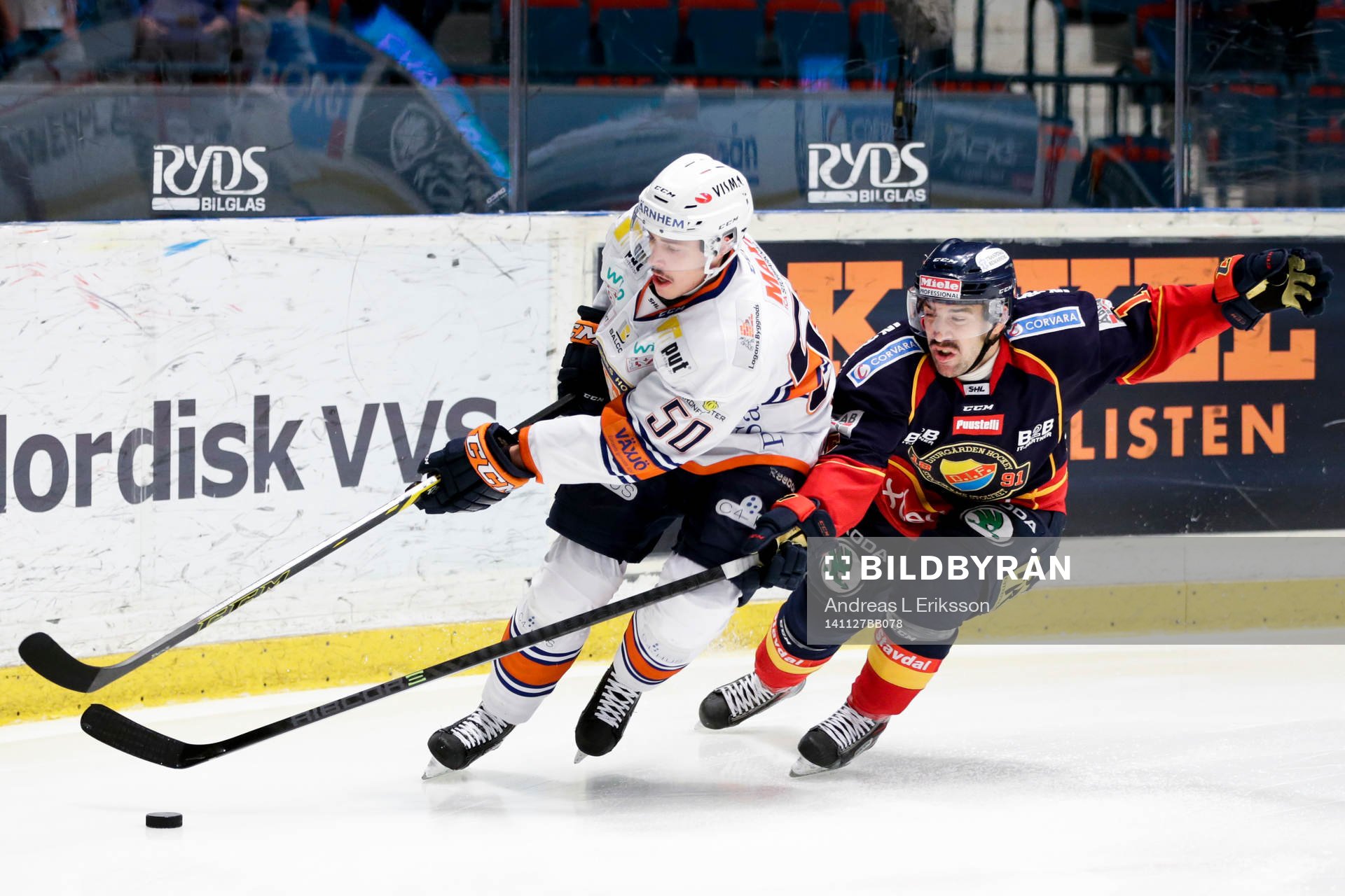 Växjös Sebastian Erixon jagas av Djurgårdens Steve