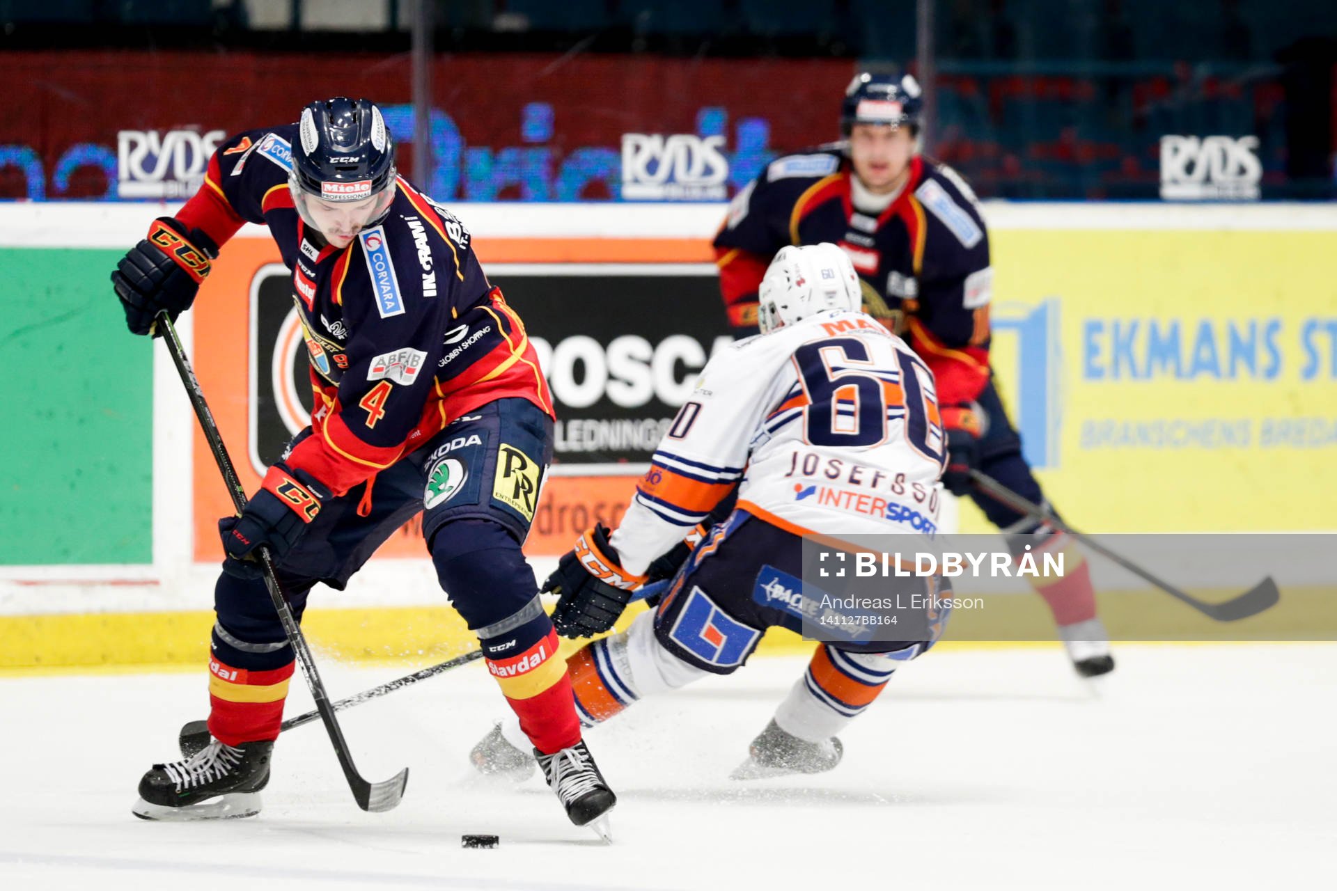 Djurgårdens Marcus Högström vänder mot Växjös Erik