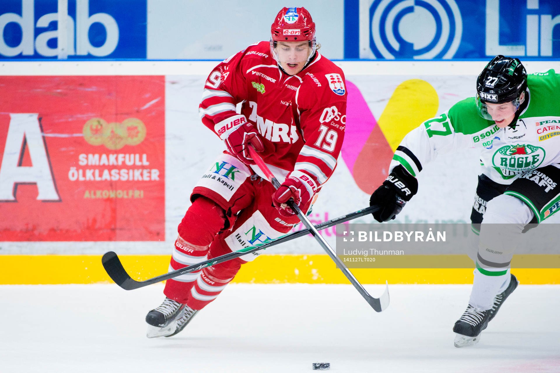 Timrås Daniel Öhrn jagas av Rögles Rasmus Bengtsson