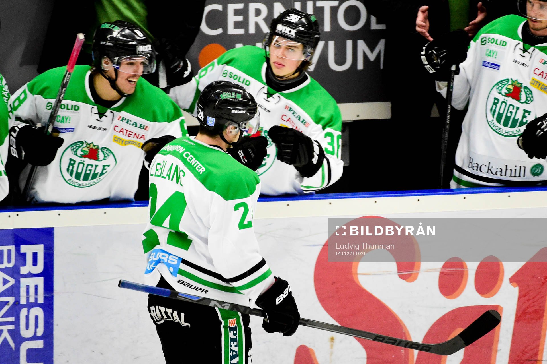 Rögles Peter LeBlanc jublar med bänken