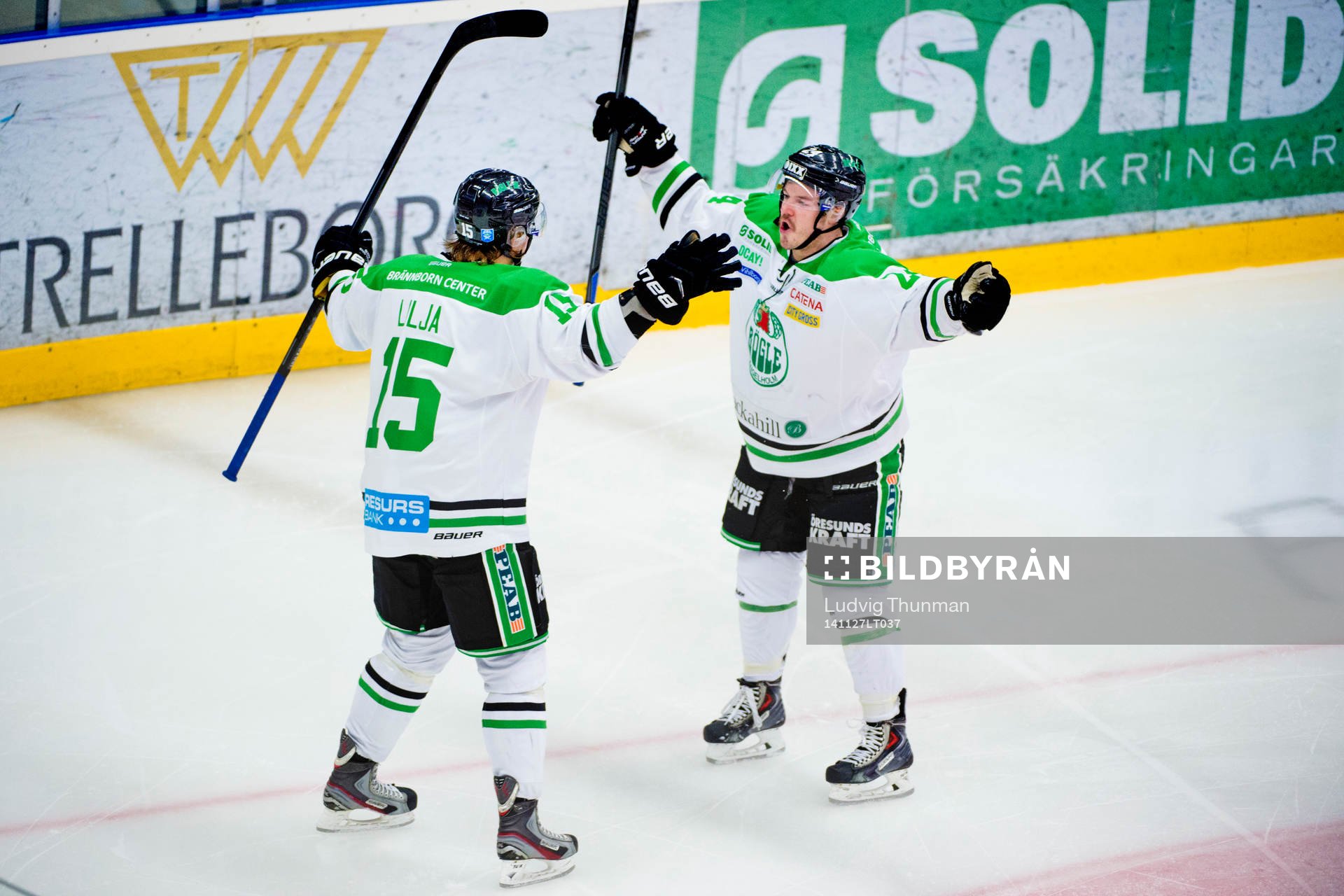Rögles Jakob Lilja jublar med Peter LeBlanc som gjort 2-0