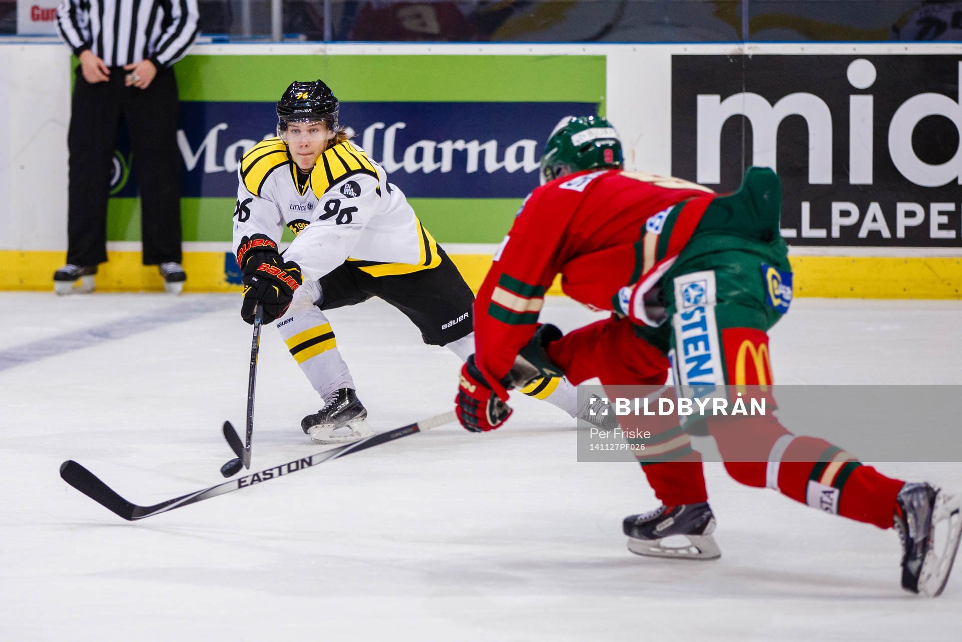 Brynäs Oskar Lindblom med pucken