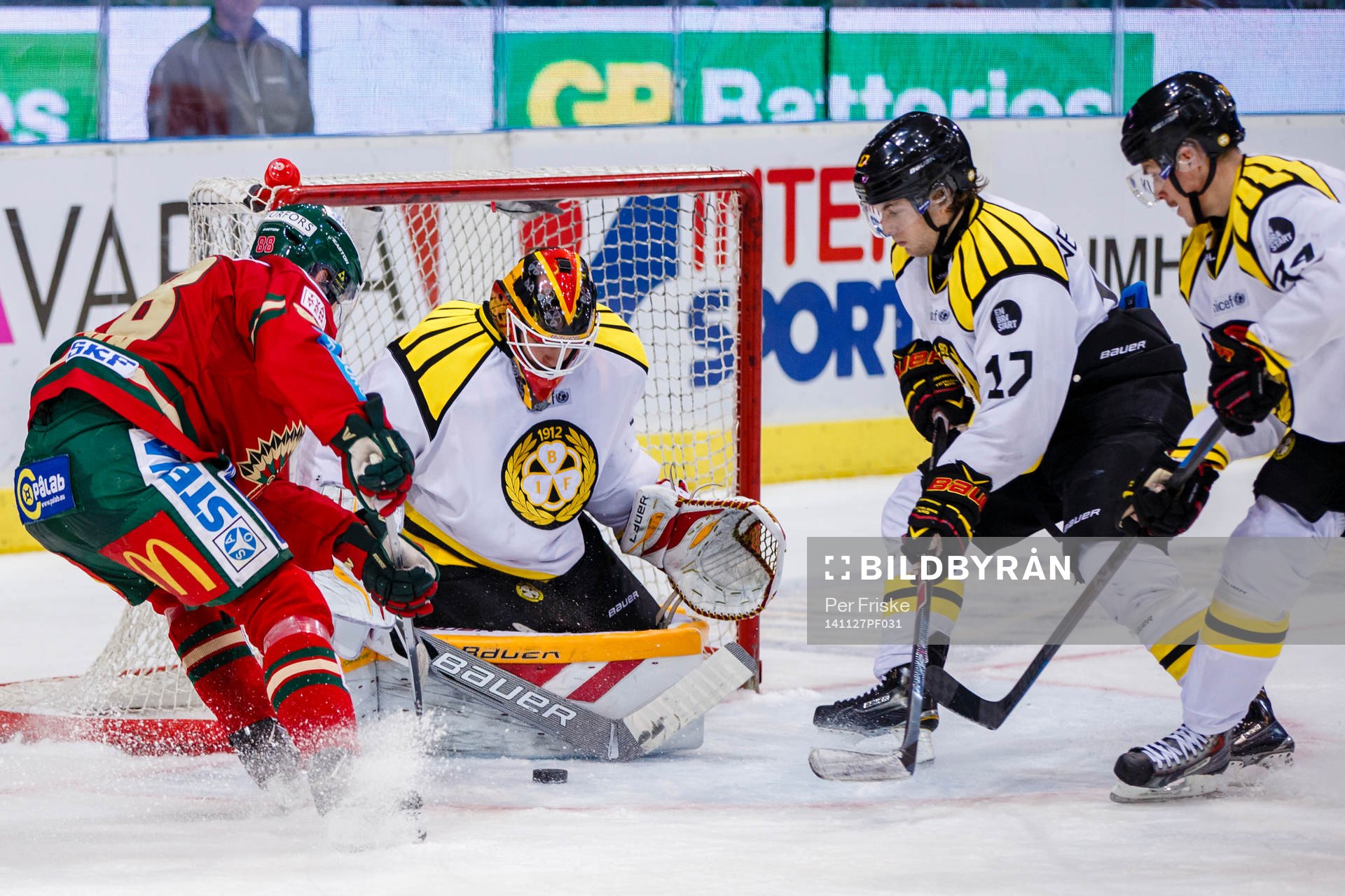 Frölundas Andreas Johnson framför Brynäs målvakt Jonas