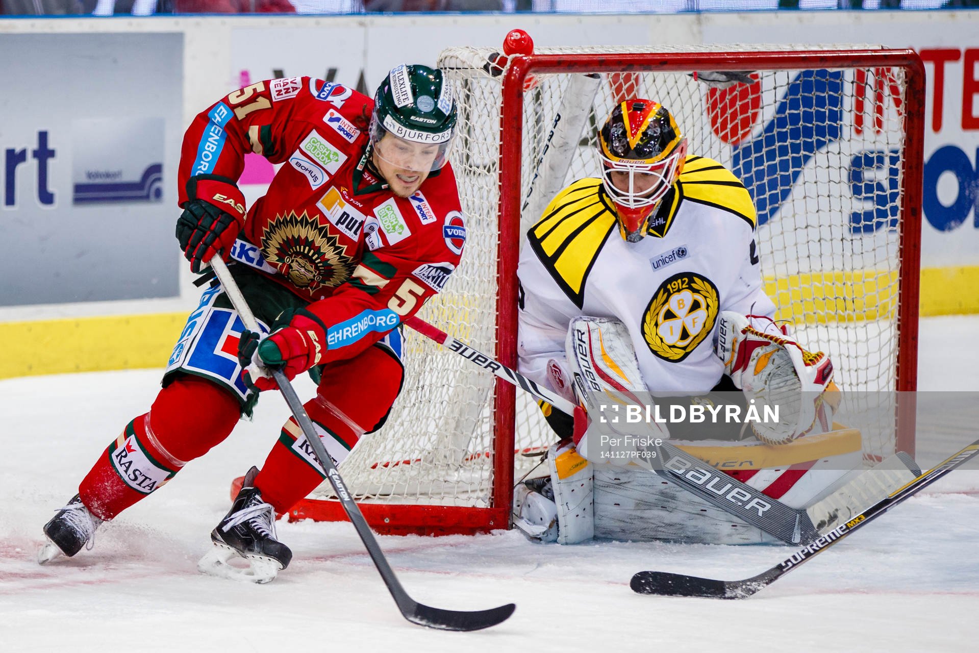 Frölundas Mats Rosseli Olsen med pucken mot Brynäs