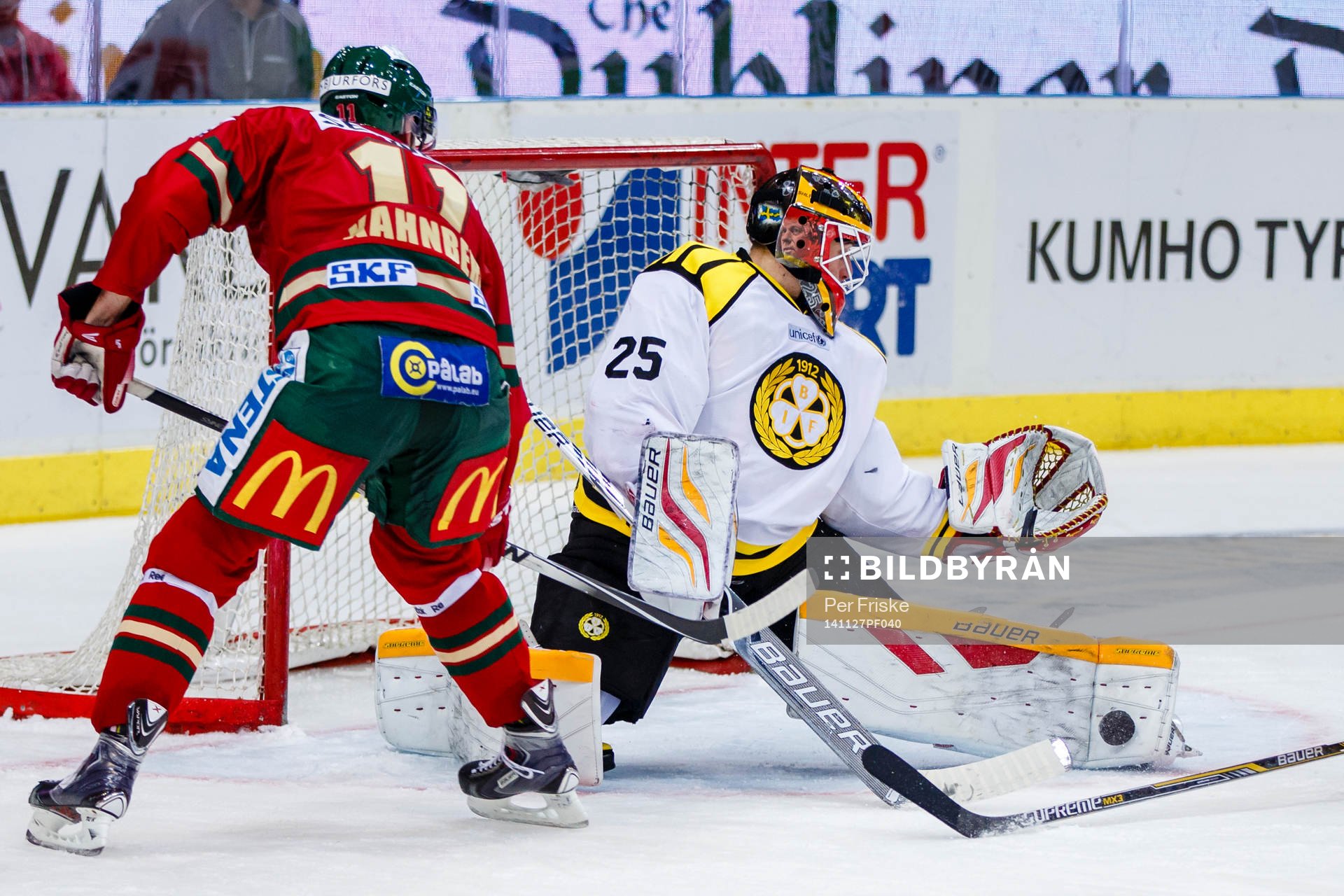 Brynäs målvakt Jonas Johansson räddar ett skott från