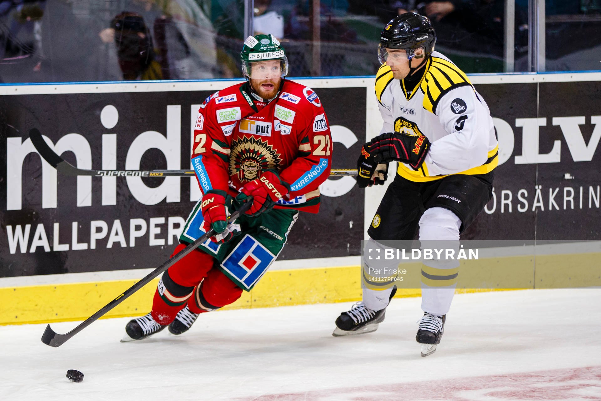 Frölundas Robin Figren jagas av Brynäs Lukas Kilström