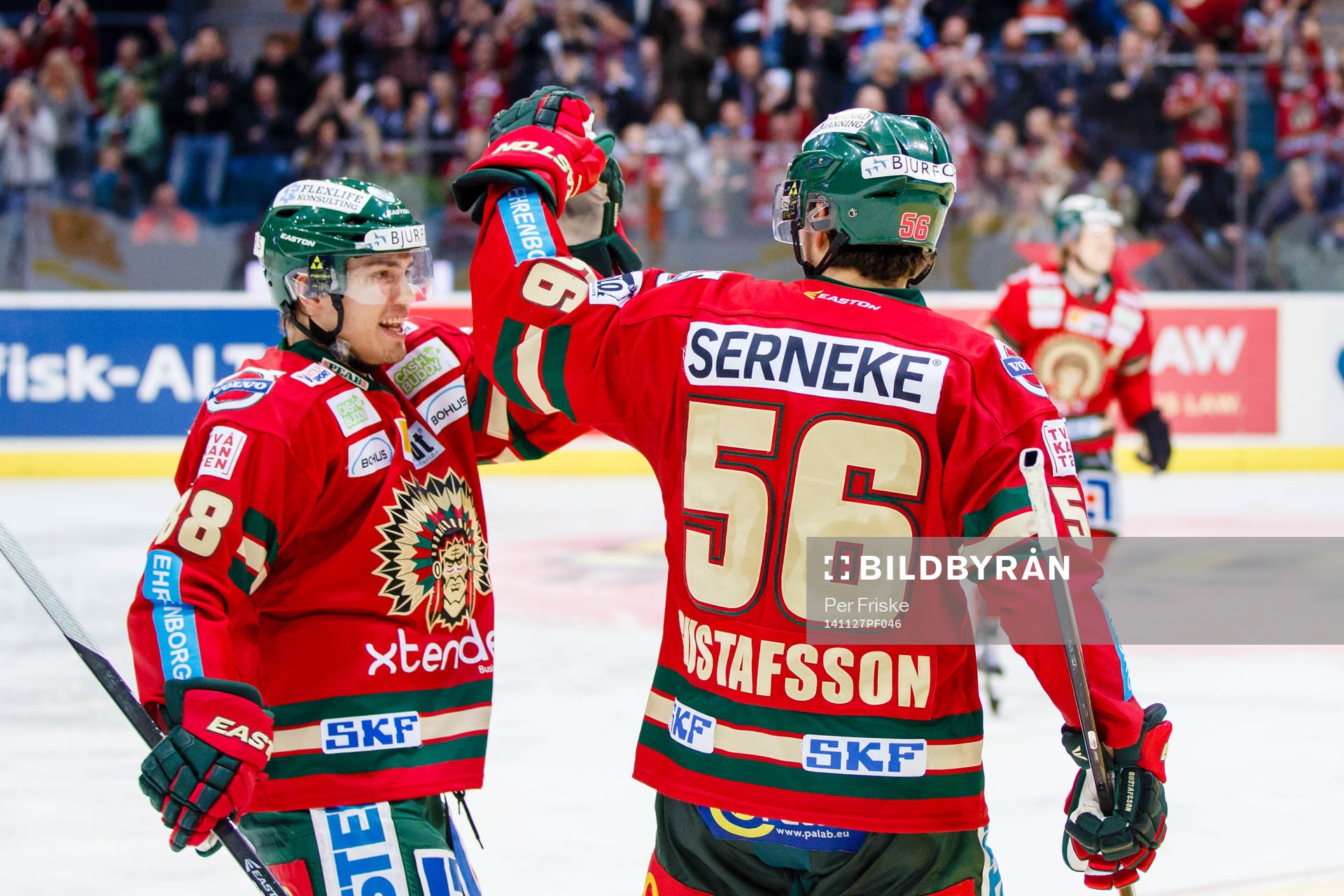 Frölundas Andreas Johnson gratulerar Erik Gustavsson